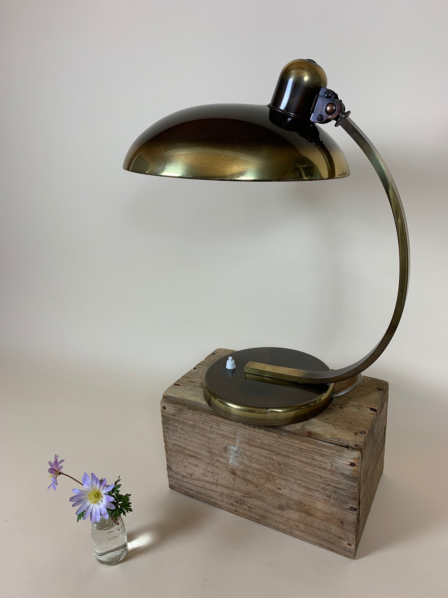 Christian Dell 6750 Tischlampe aus dunkel poliertem Messing