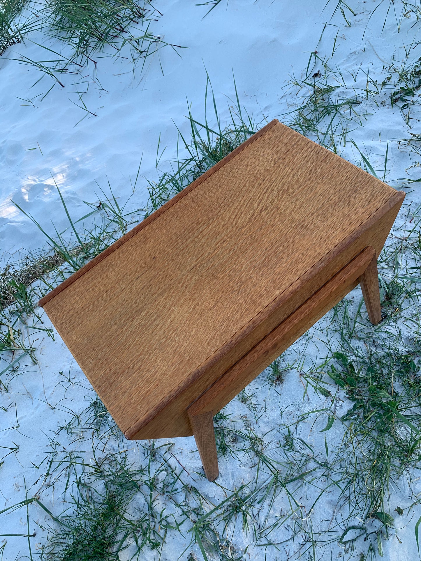 Schöner kleiner Tisch mit Stauraum