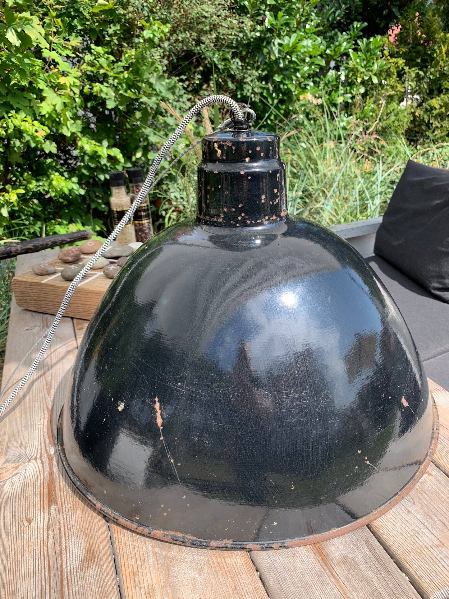 Große rohe und industrielle Lampe
