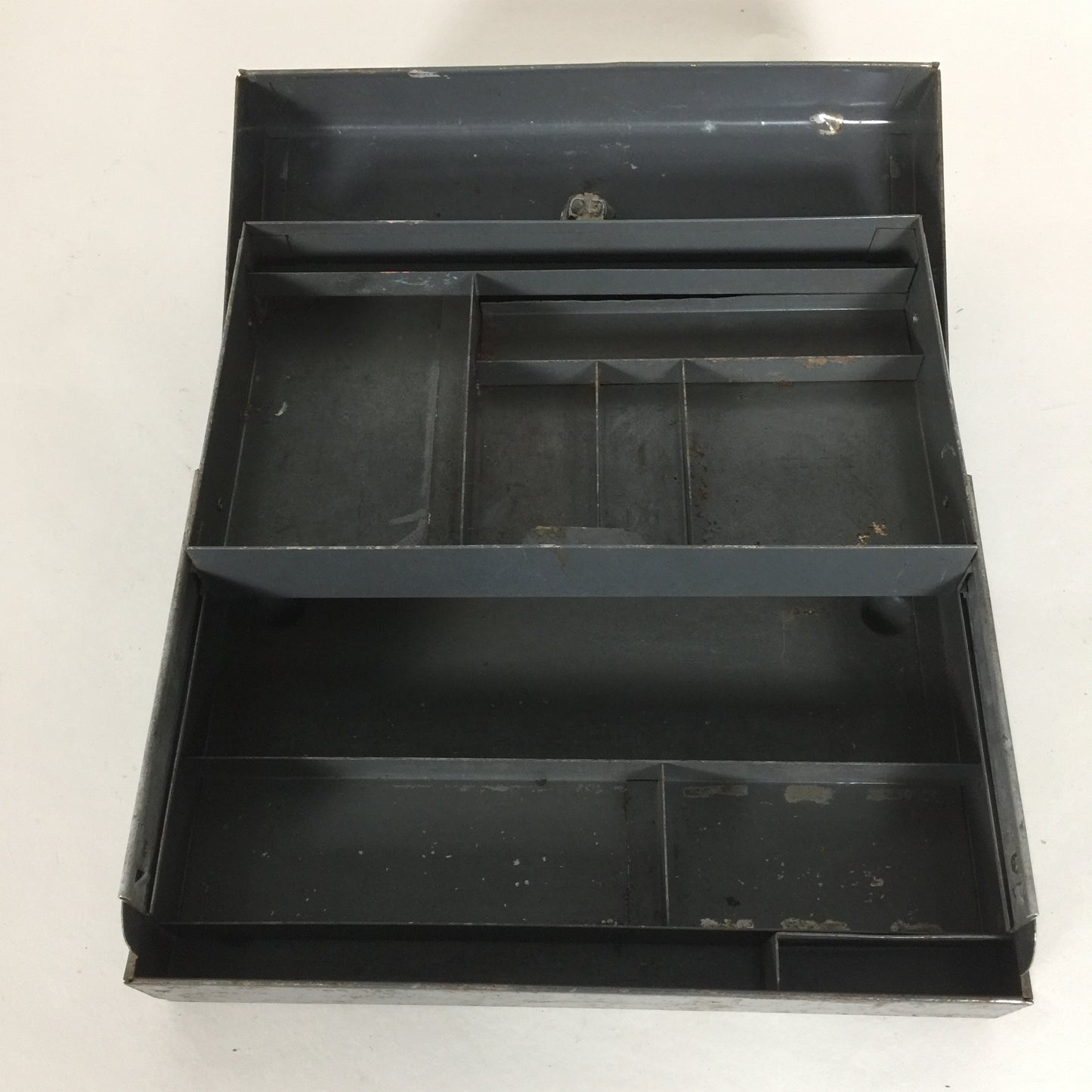 Rohe und schöne alte Schachtel mit vielen Fächern