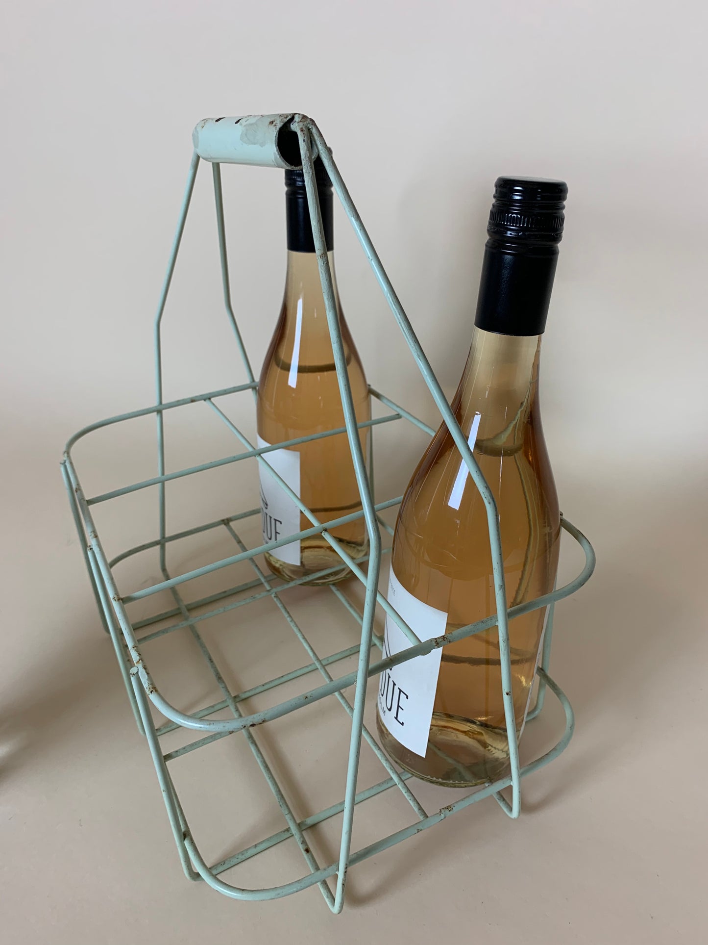 Pastellgrüner Flaschenhalter mit Patina