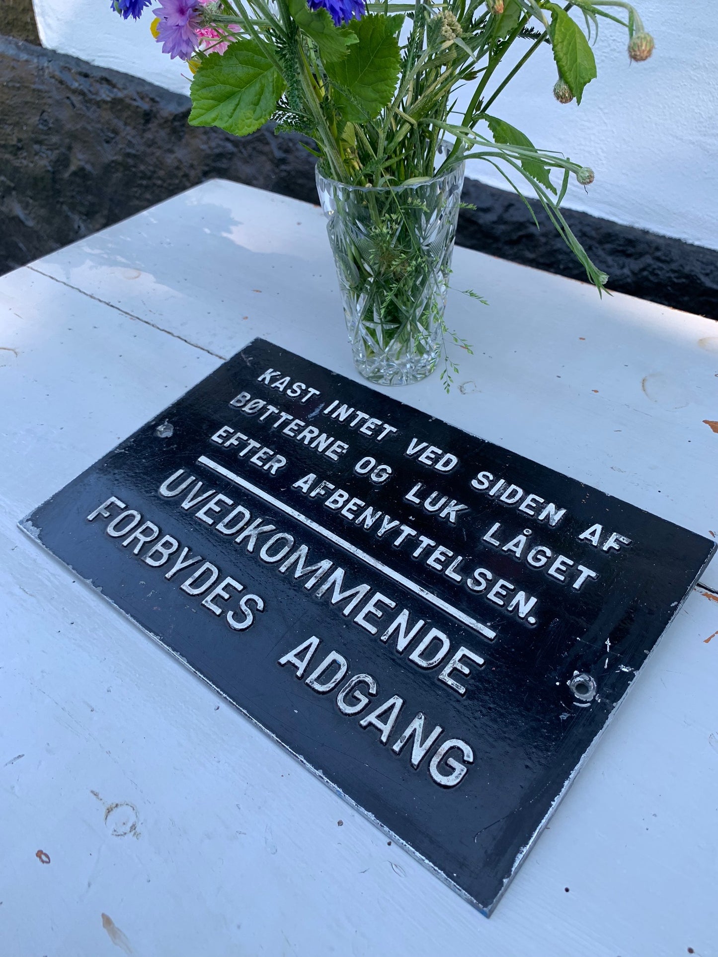 Schönes schwarz-weißes Schild mit lustigem und seltenem Text