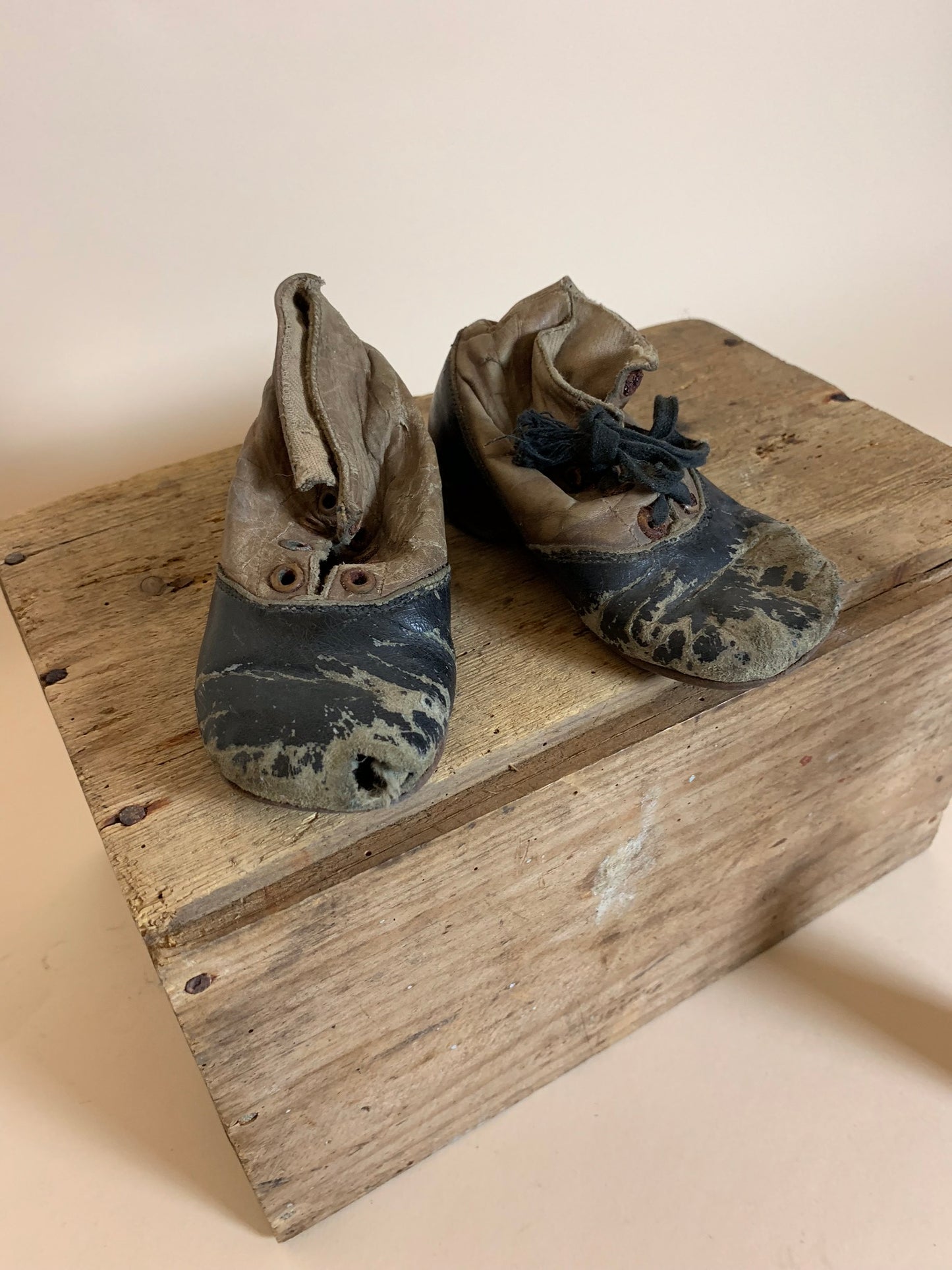 Dekorative alte Kinderschuhe