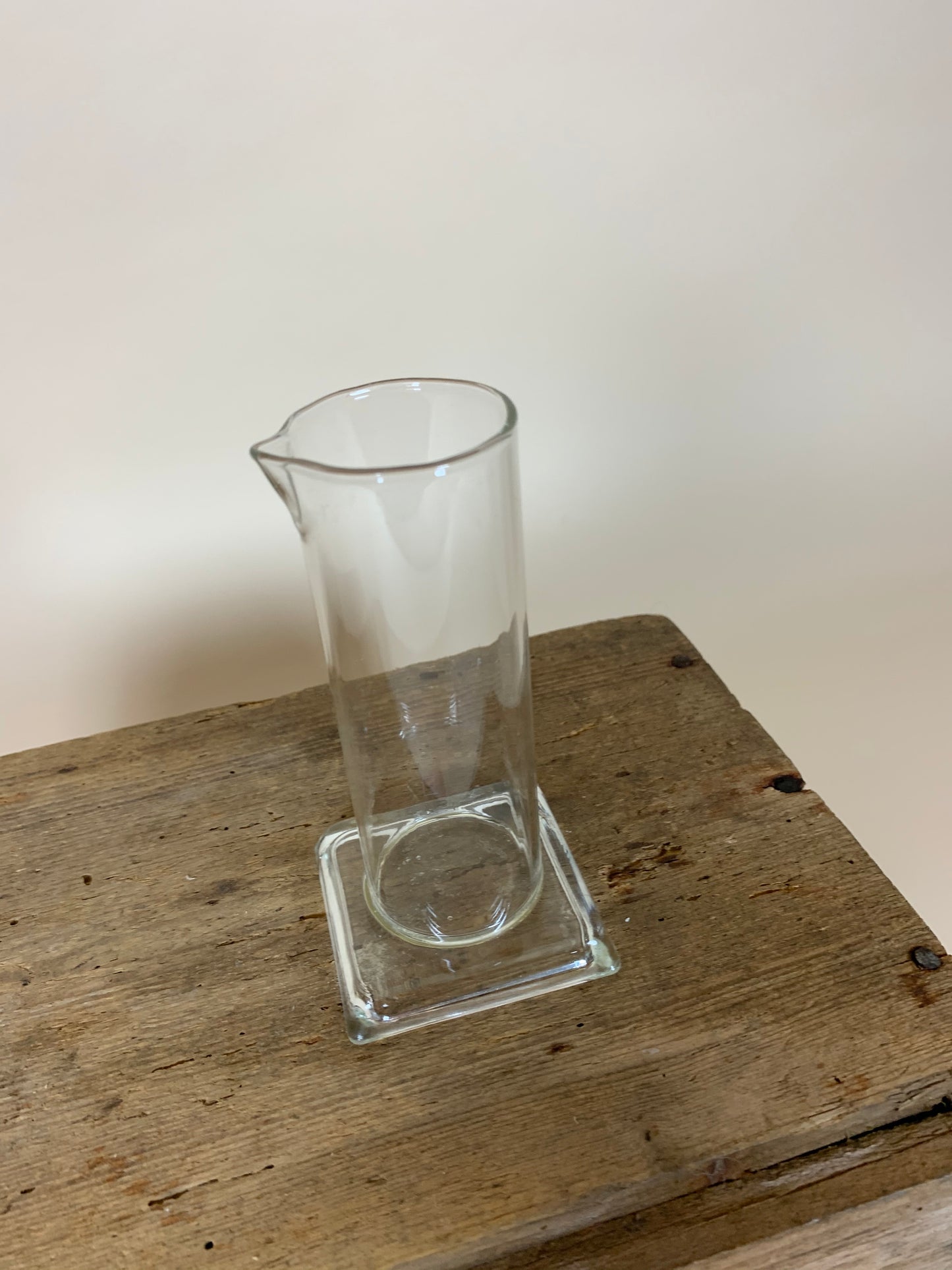 Laborglas mit quadratischem Fuß