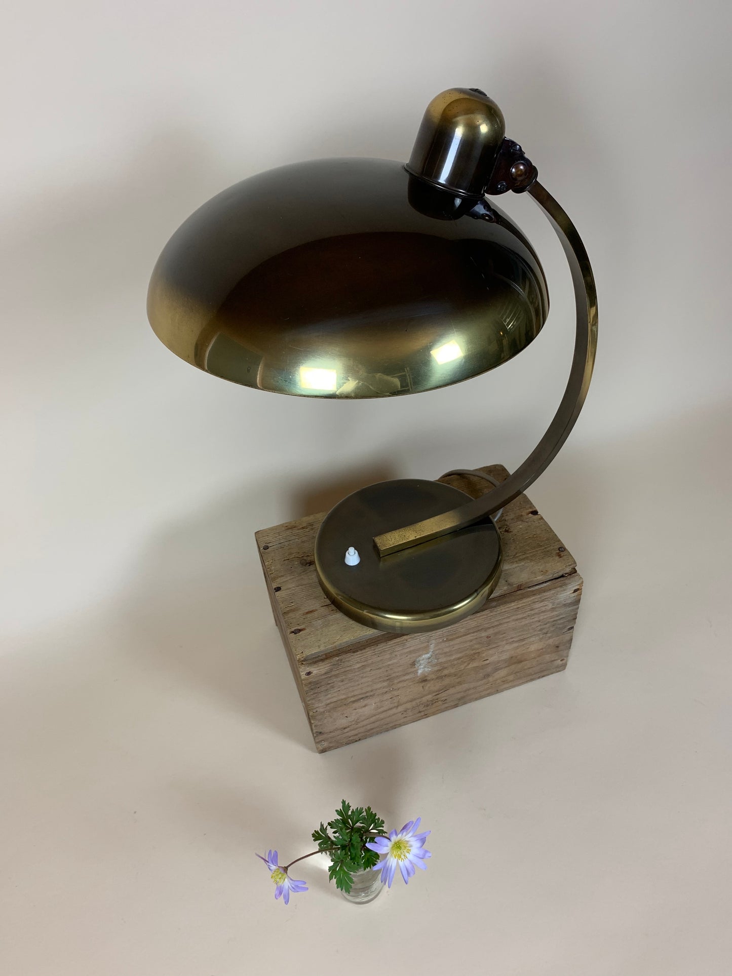 Christian Dell 6750 Tischlampe aus dunkel poliertem Messing