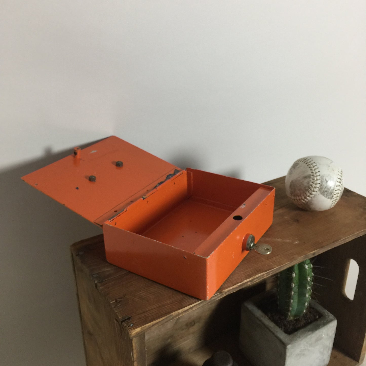 Metallkoffer mit Schlüssel, Geschwindigkeit und Anzug