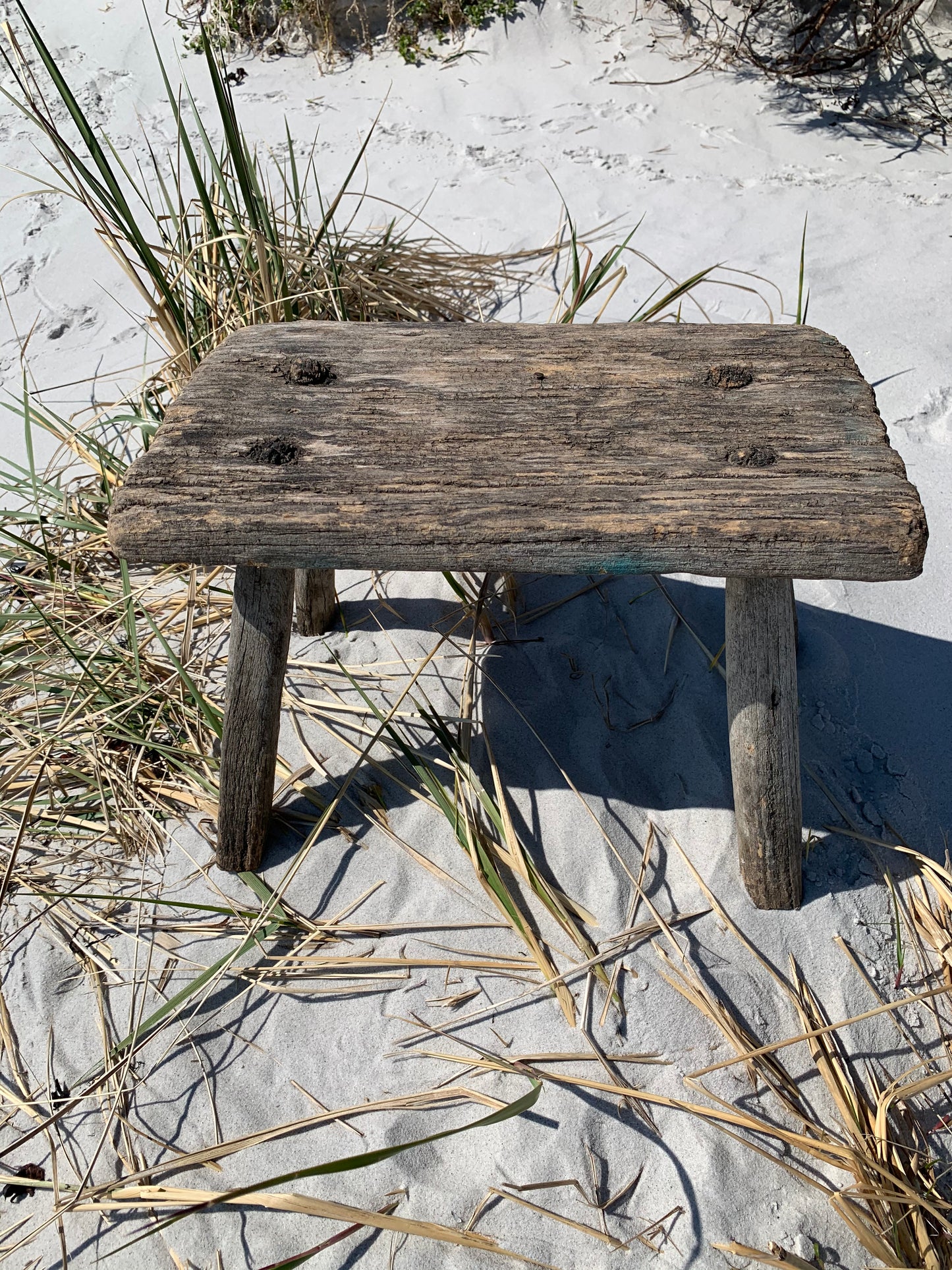 Kleiner Hocker mit Patina