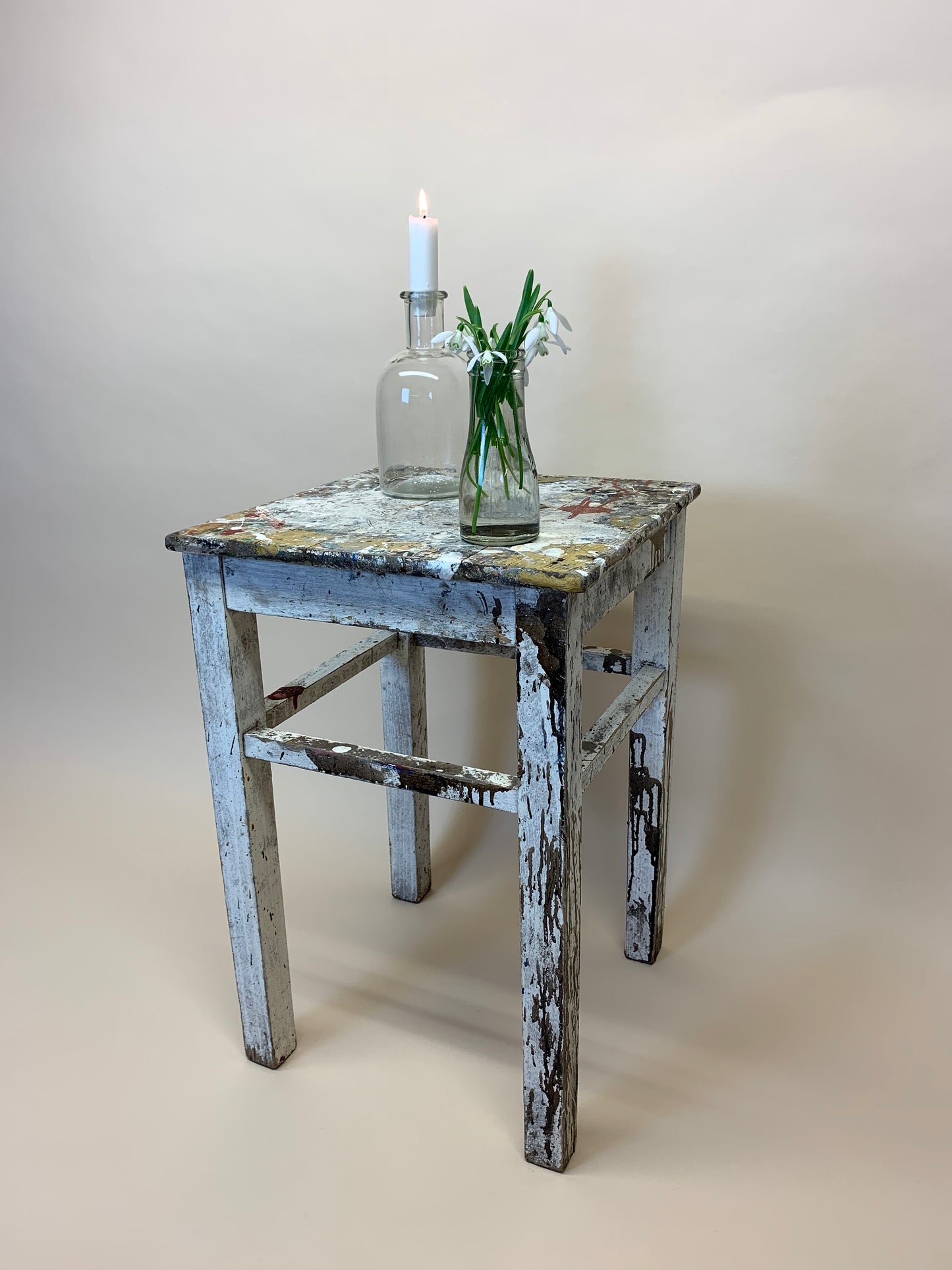 Kleiner Hocker mit viel schöner Patina