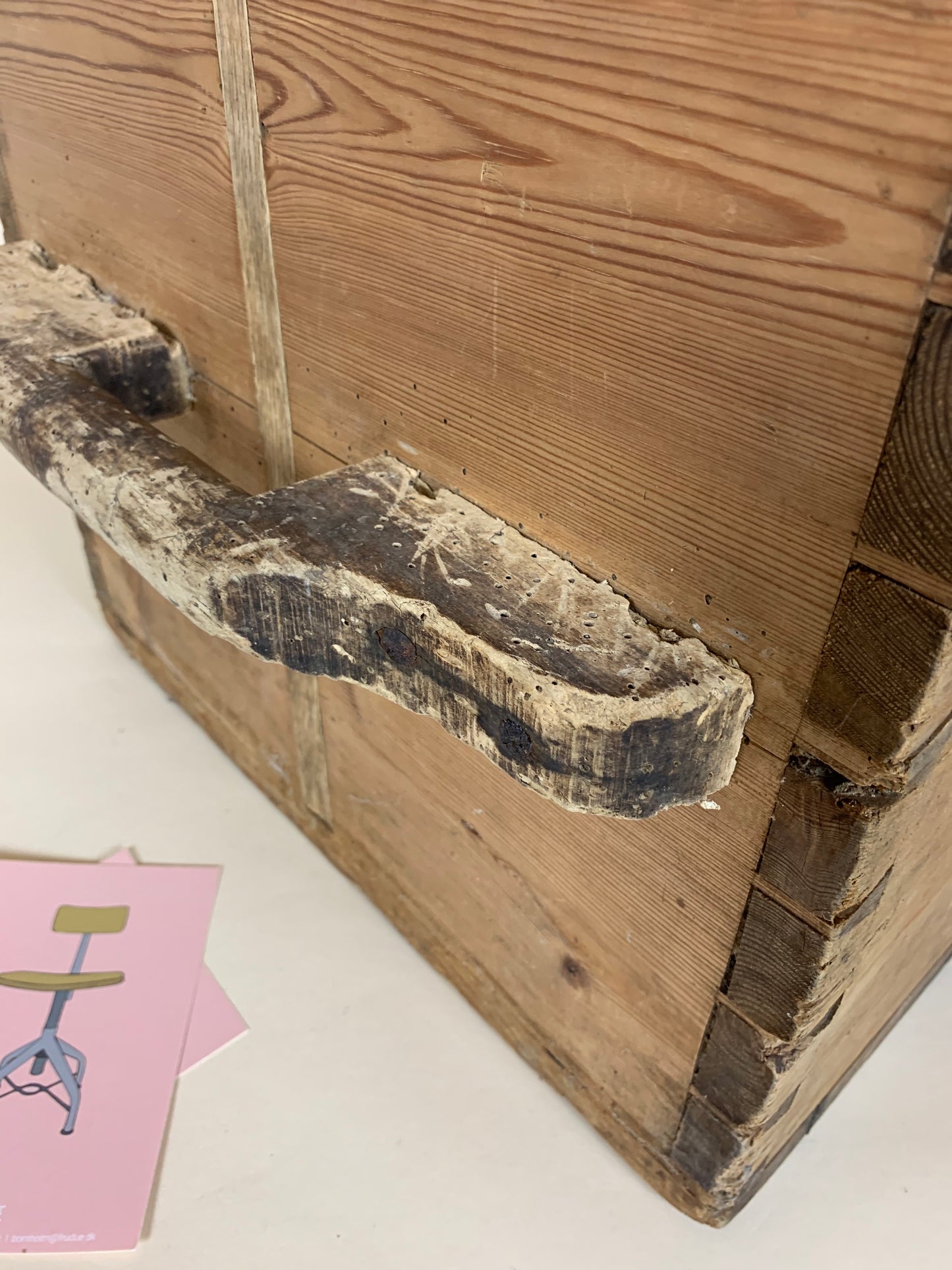 Schöne Holzkiste mit zwei Henkeln aus Bäckerei