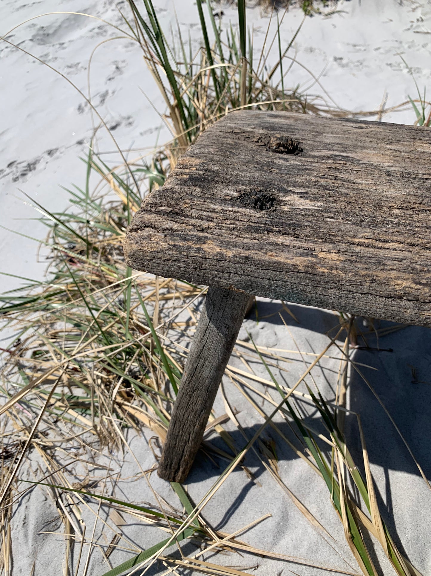 Kleiner Hocker mit Patina