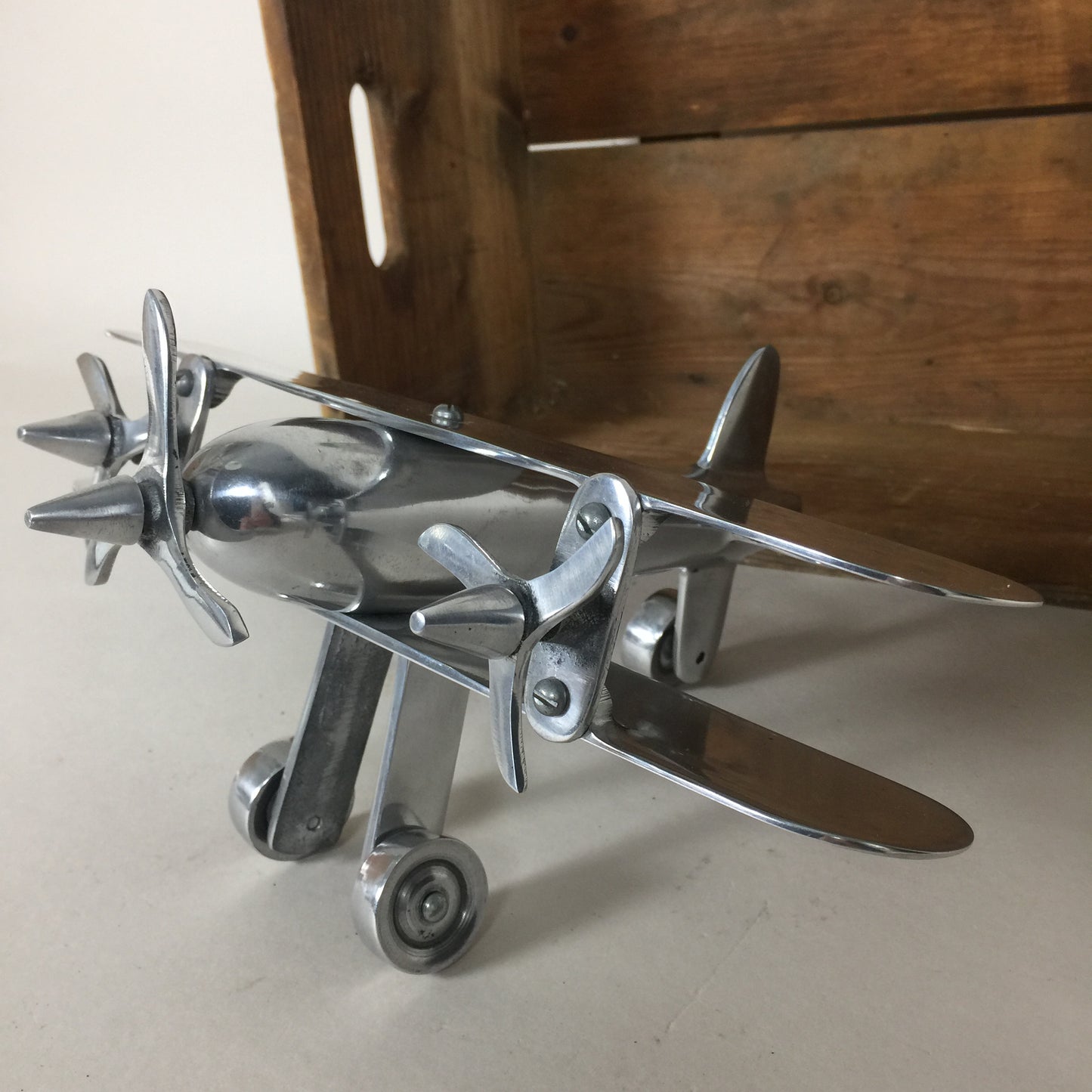 Propellerflugzeug in Rohbauweise