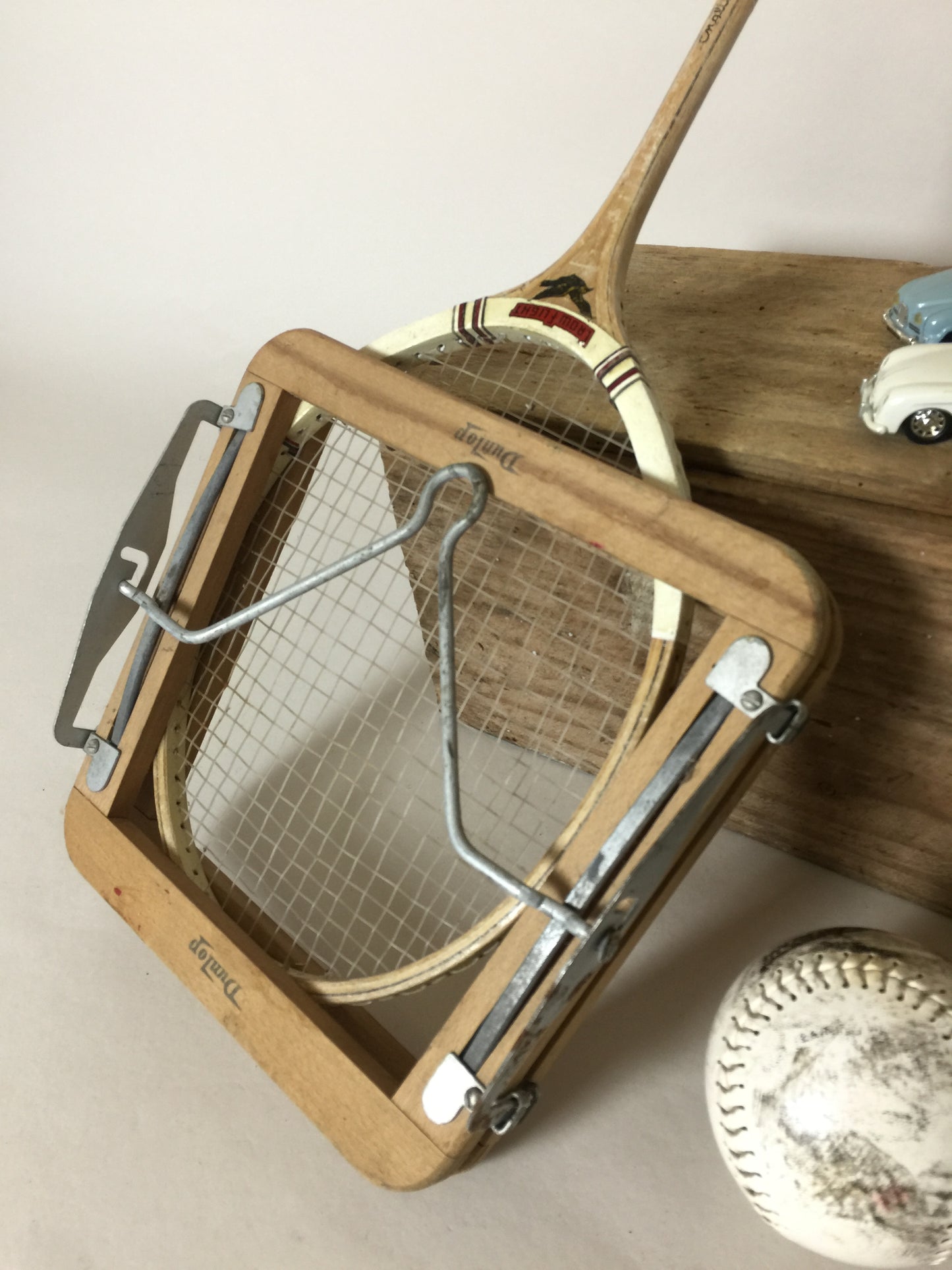 Alter und dekorativer Badmintonschläger mit Rahmen
