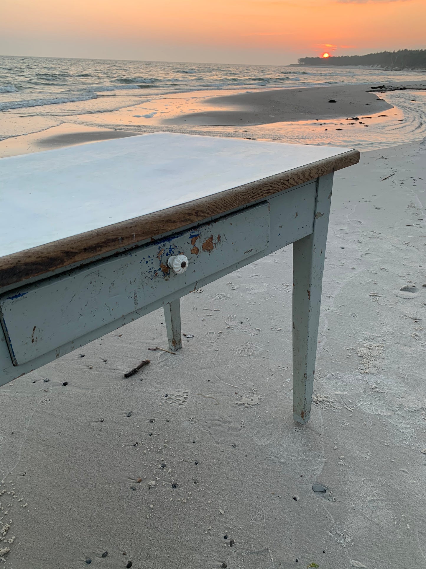Tisch mit Patina