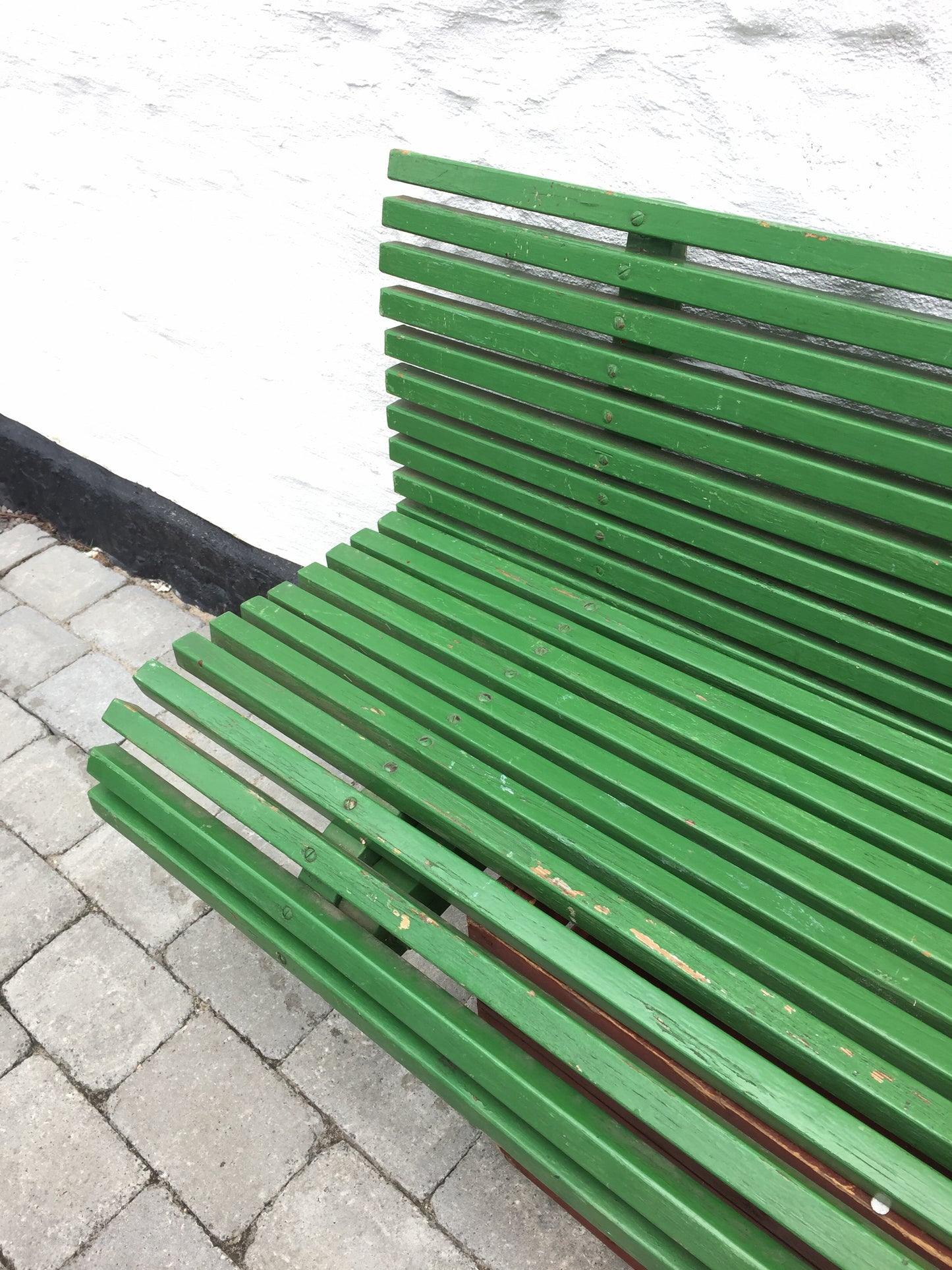 Alte feine grüne Bank zur Montage an einer Wand