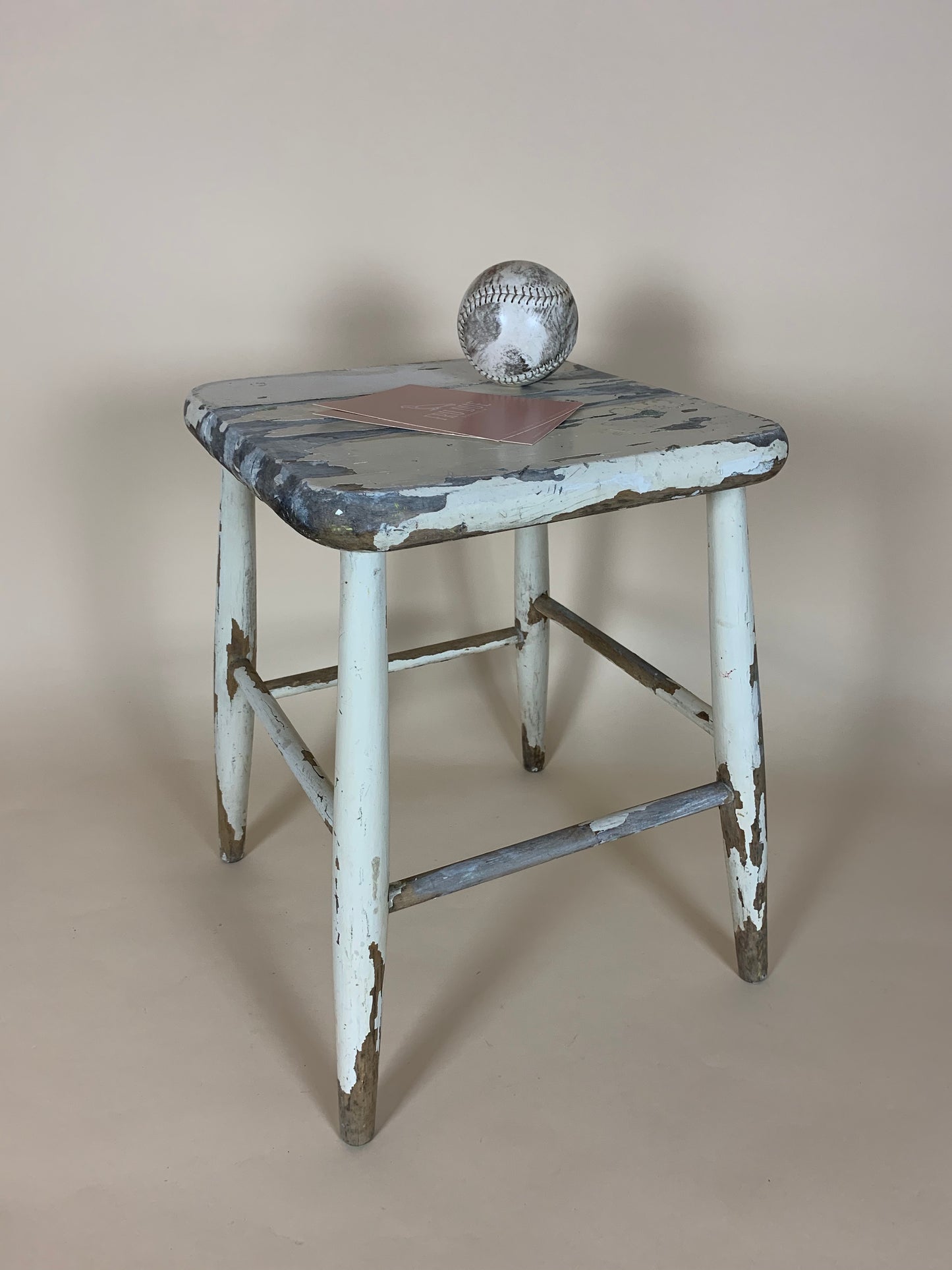 Der Hocker mit viel Patina