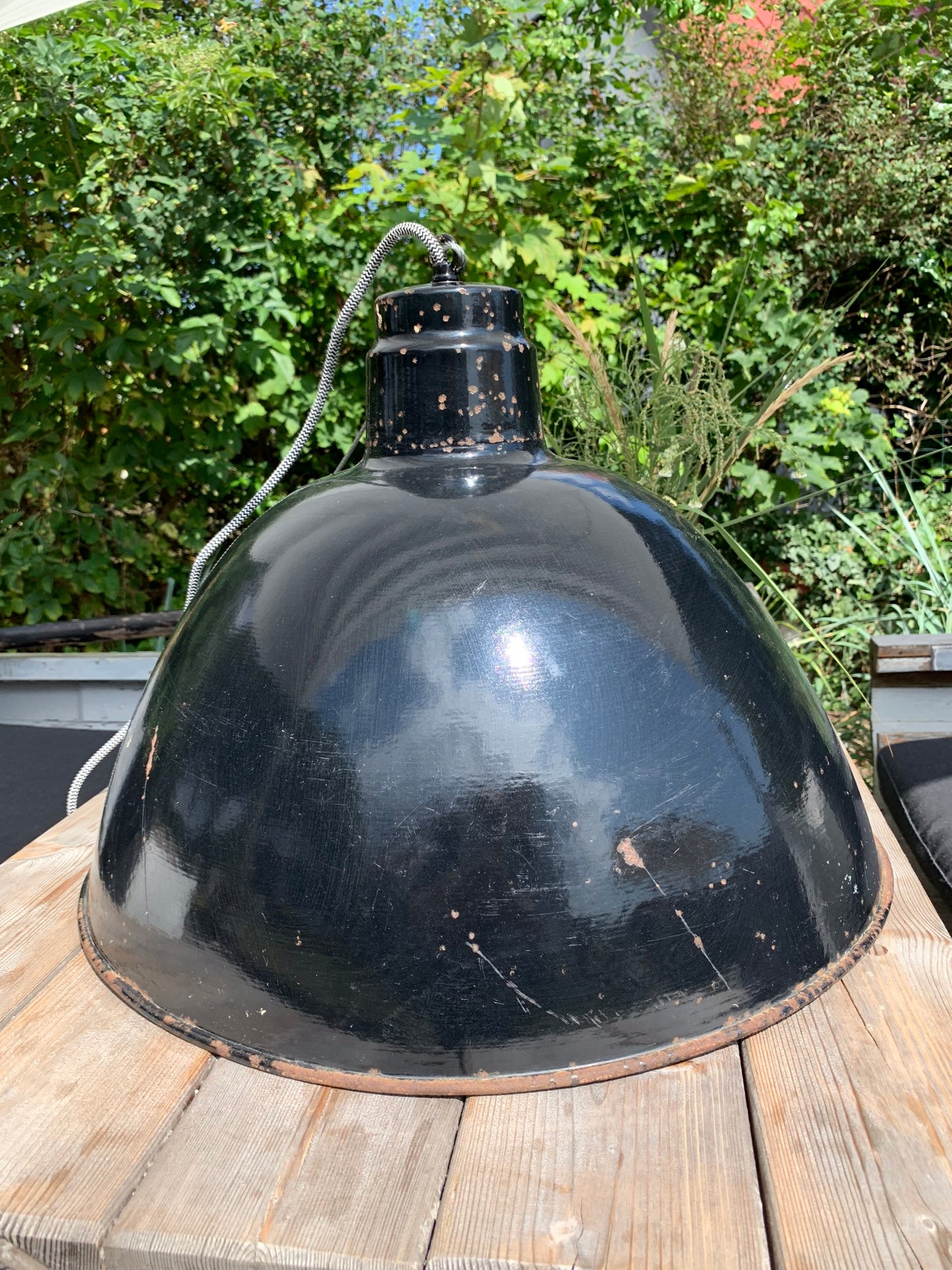 Große rohe und industrielle Lampe