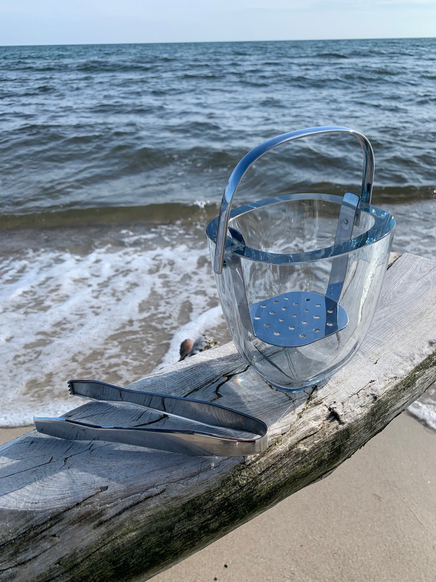 Eiskübel von Strömbergshyttan mit Algen und Gitter