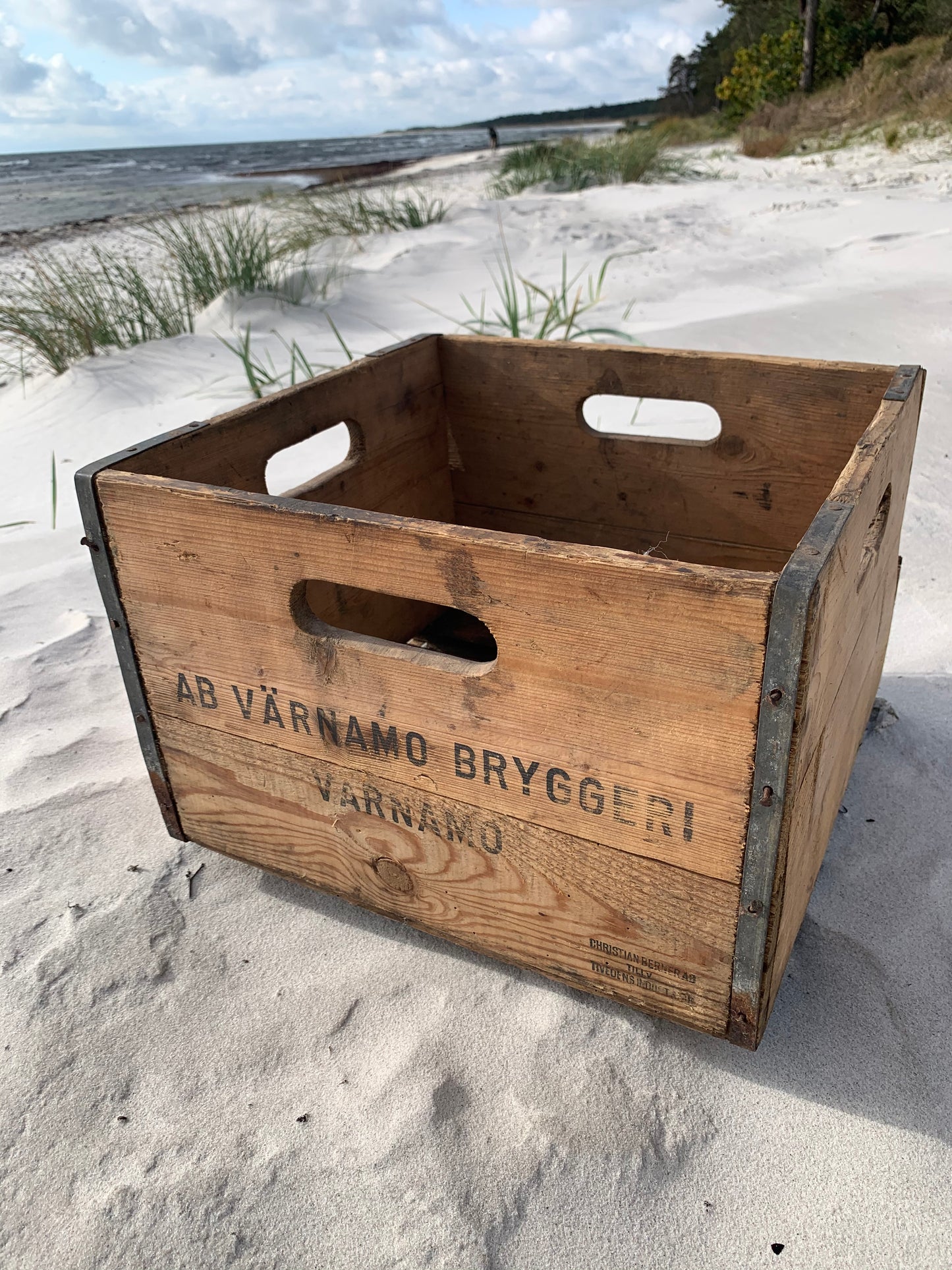 Schöne und patinierte Holzkiste der Brauerei Vämamo