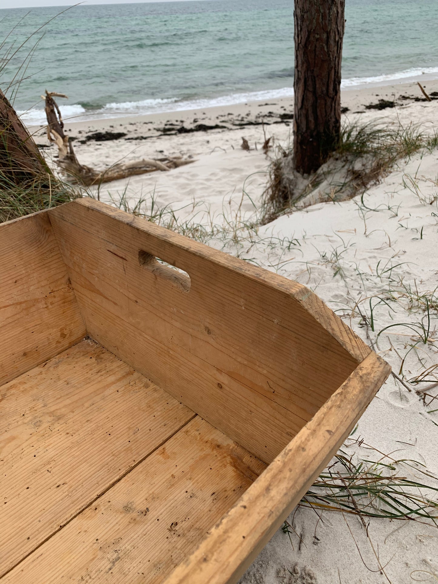 Große Holzkiste mit Tragegriff