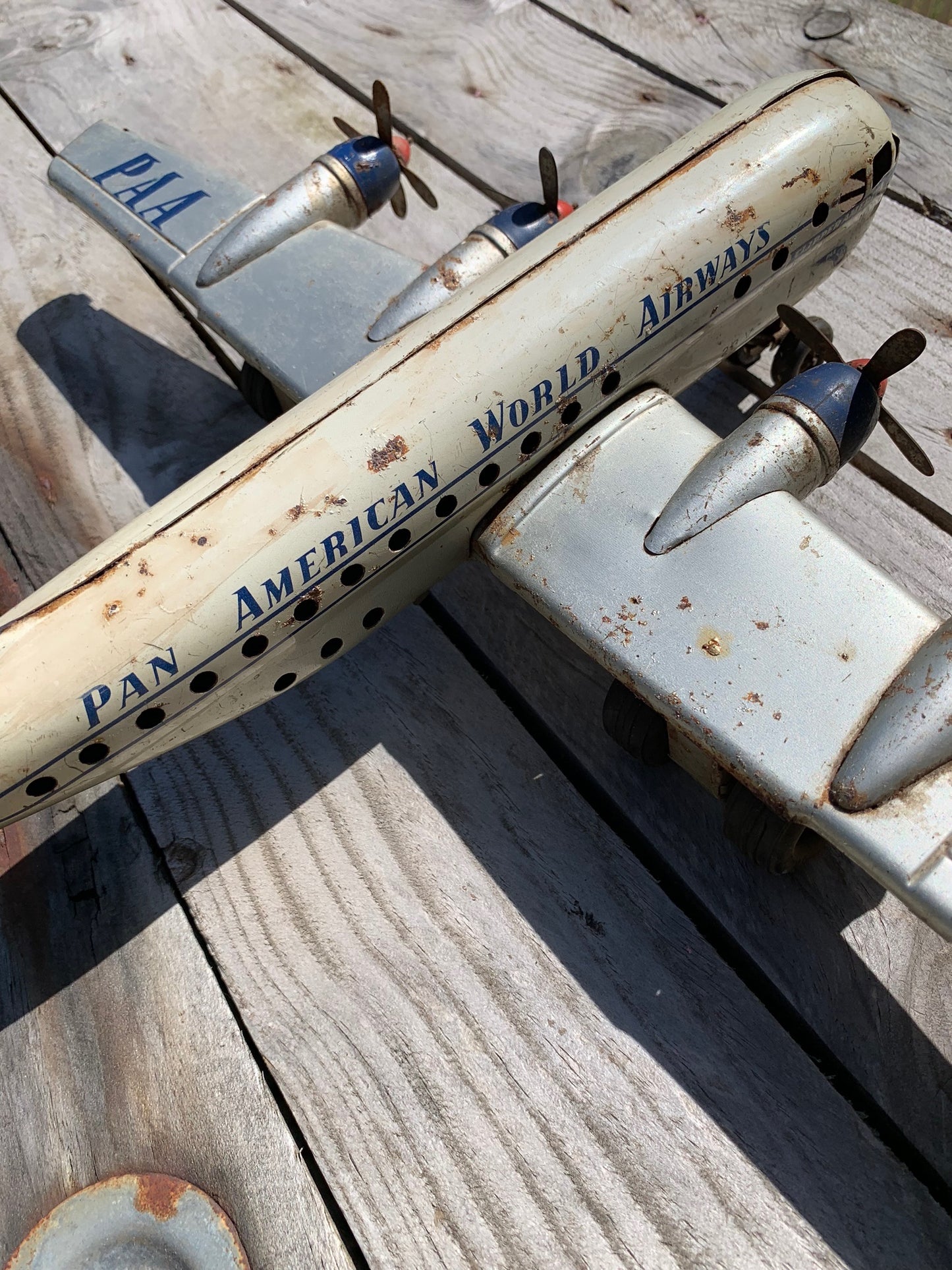 Altes Spielzeugflugzeug aus den 1950er Jahren