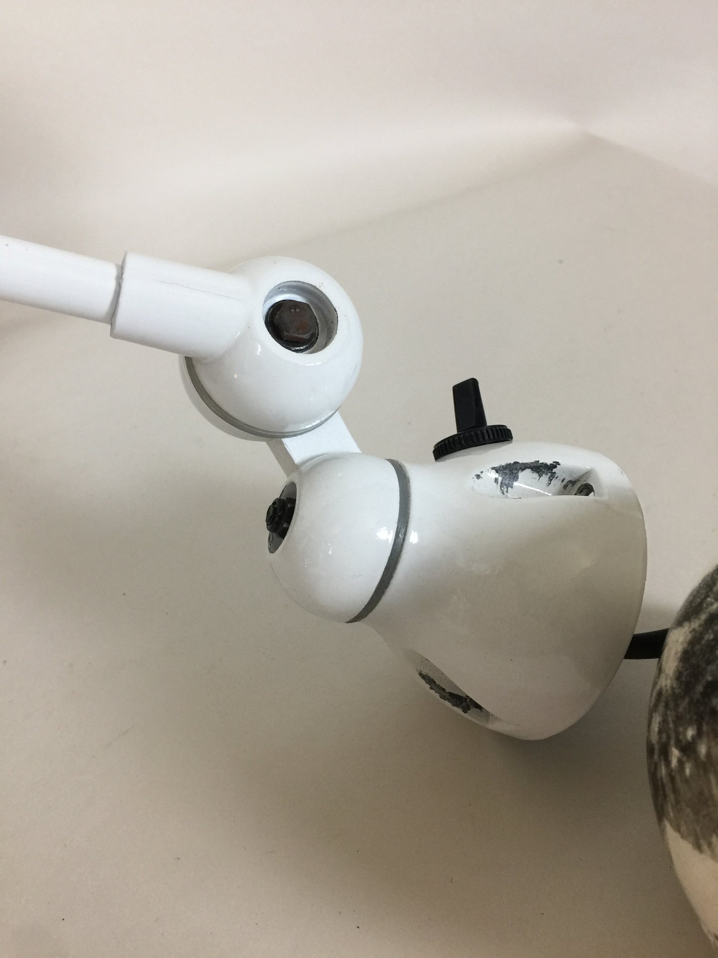 Schöne kleine Jieldé Lampe in weiß mit Schalter