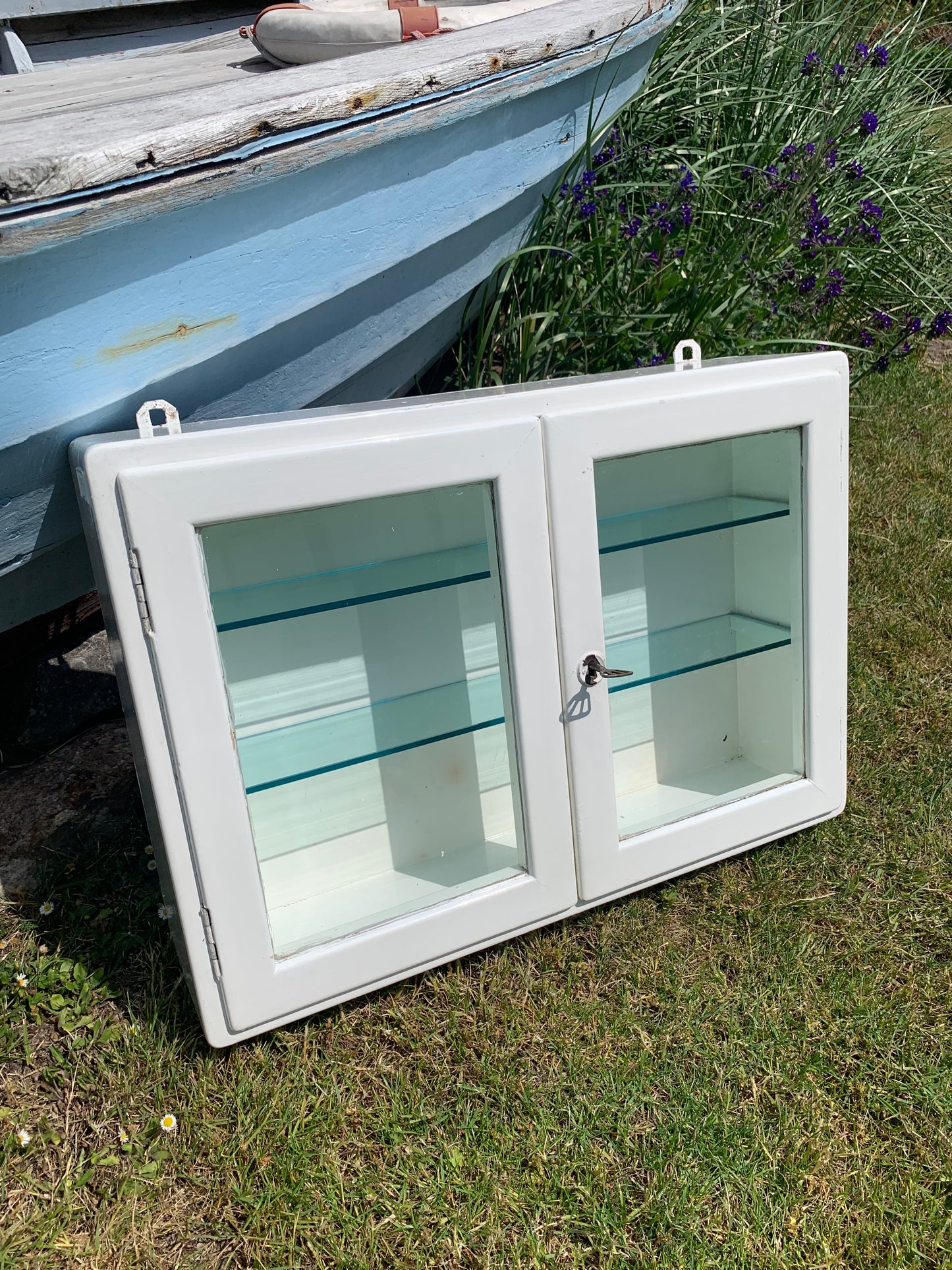 Vitrine mit Glastüren
