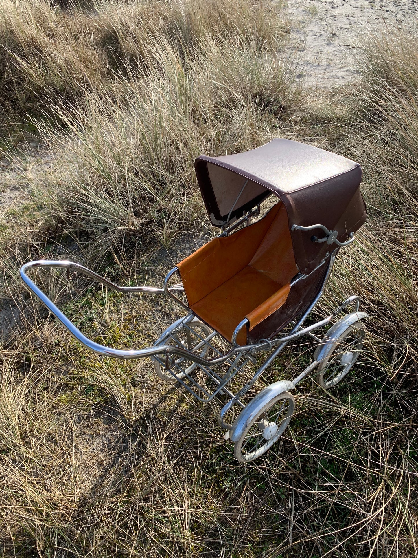 Brauner Kinderwagen für Puppen