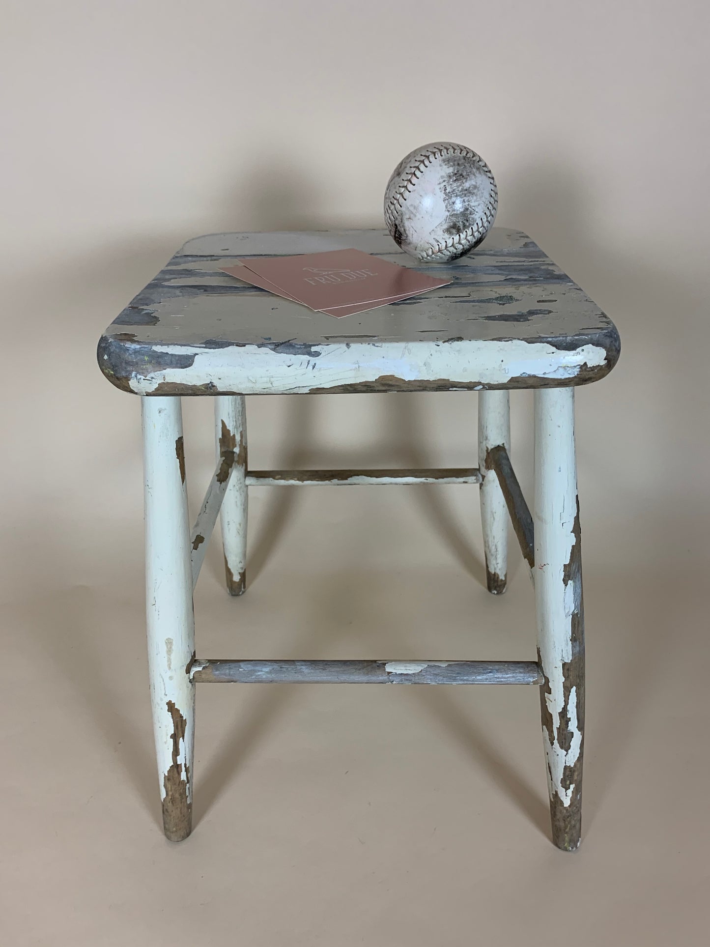 Der Hocker mit viel Patina