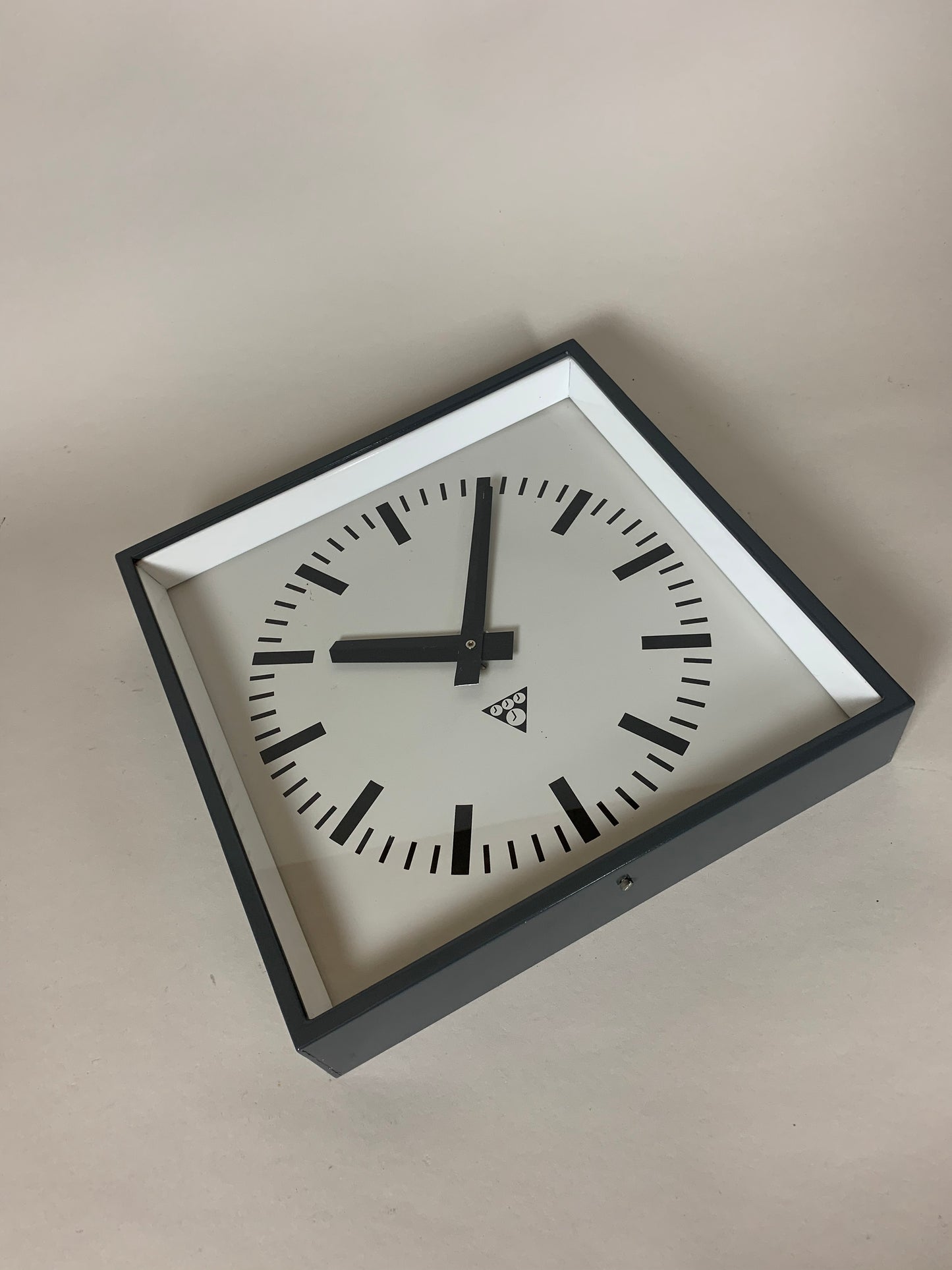 Industrielle Uhr - Dunkelgrau