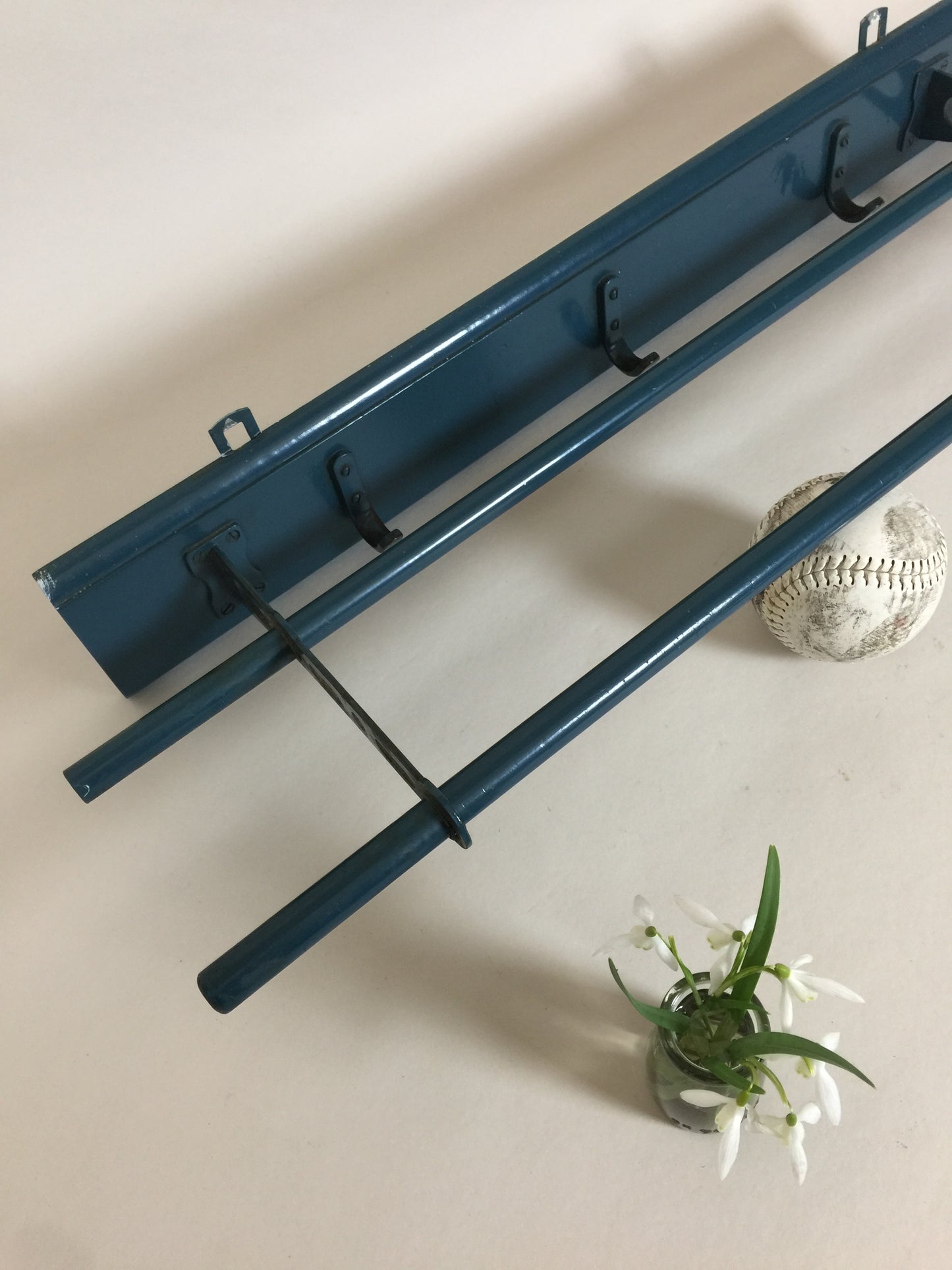 Schönes altes blaues Hutregal mit Haken