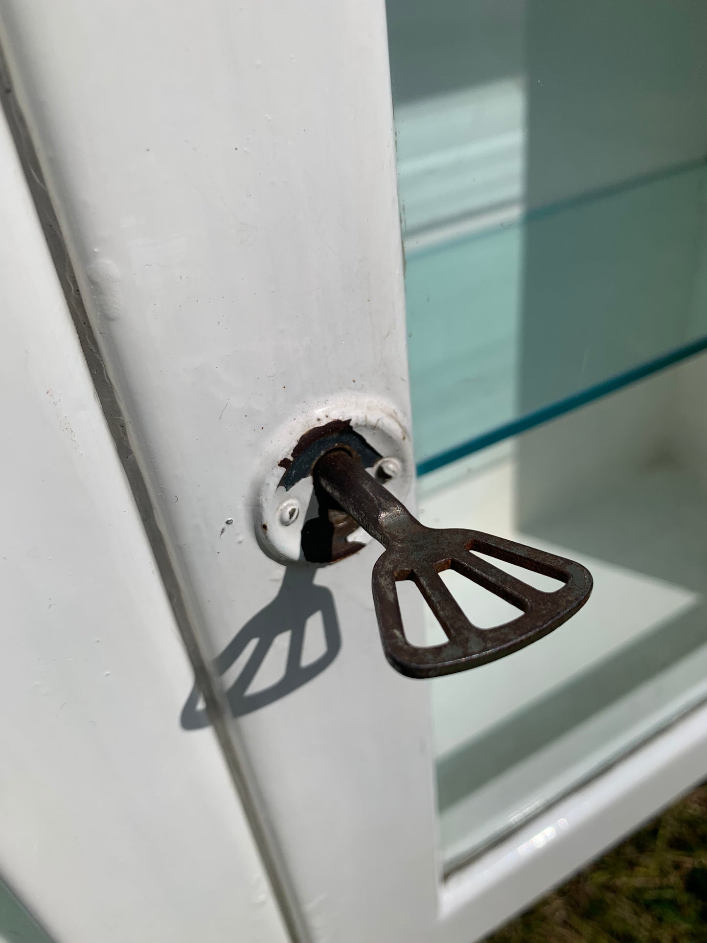 Vitrine mit Glastüren