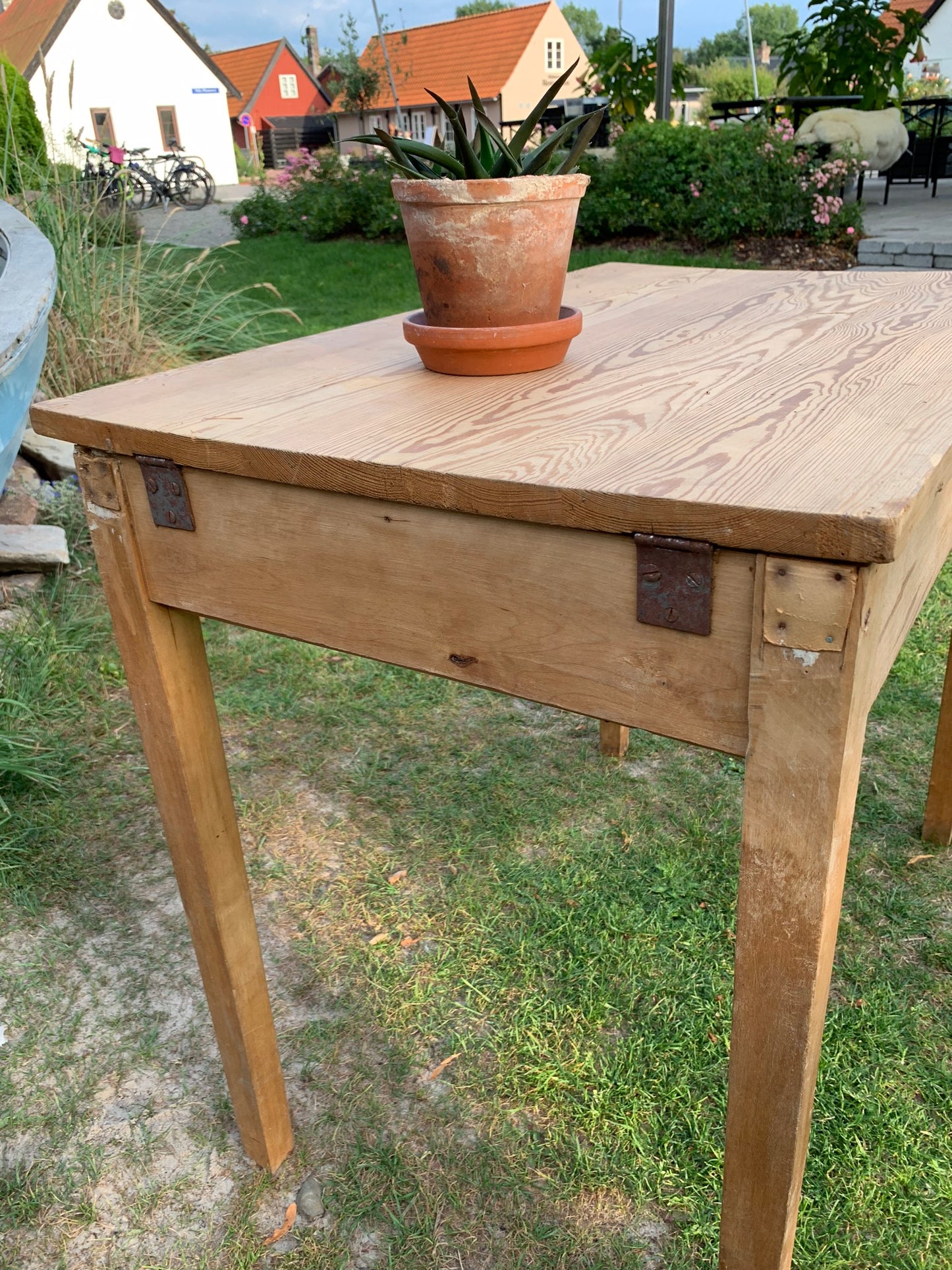 Schöner Holztisch aus Schweden - mit Stauraum unter der Tischplatte