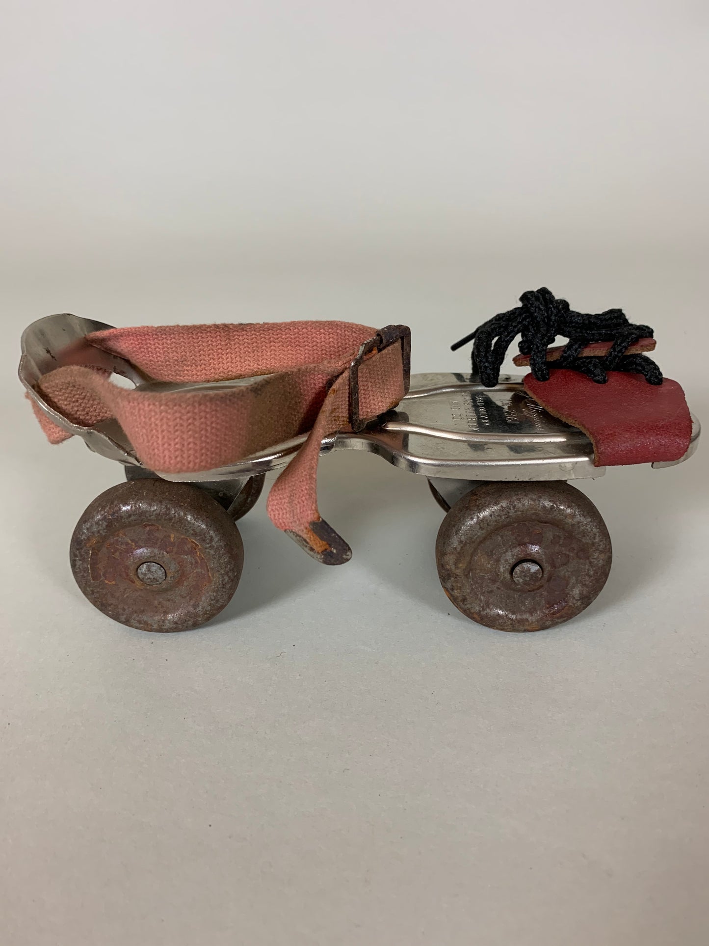 Lustige und dekorative alte Rollschuhe für Kinder
