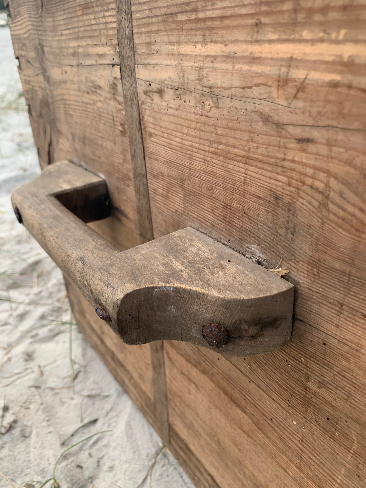 Große schöne Holzkiste mit zwei Griffen