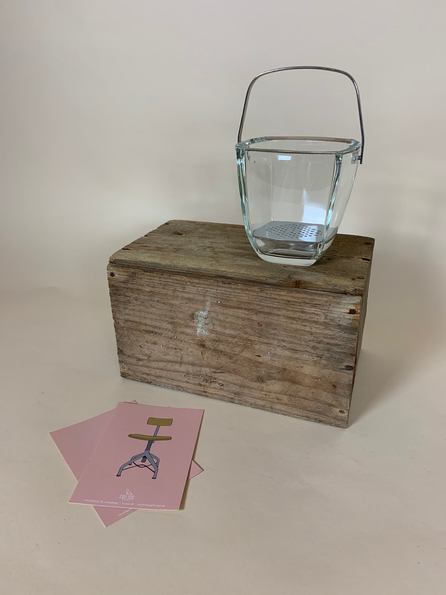 Eiskübel aus Glas mit Muster am Rand