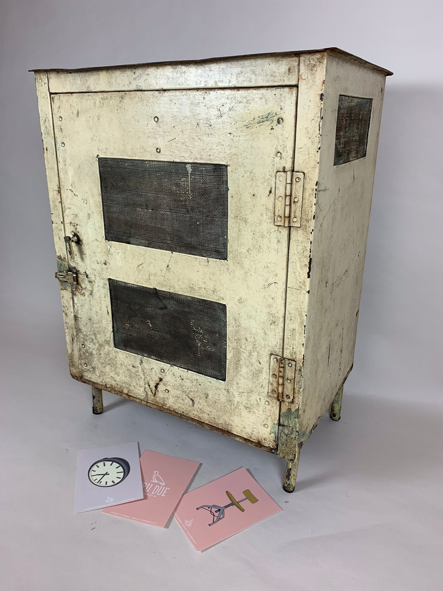 Schöner alter Fliegenschrank mit Beinen