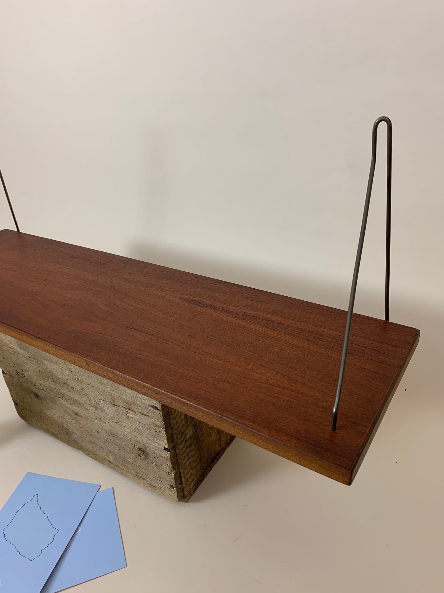 Regal aus Teakholz