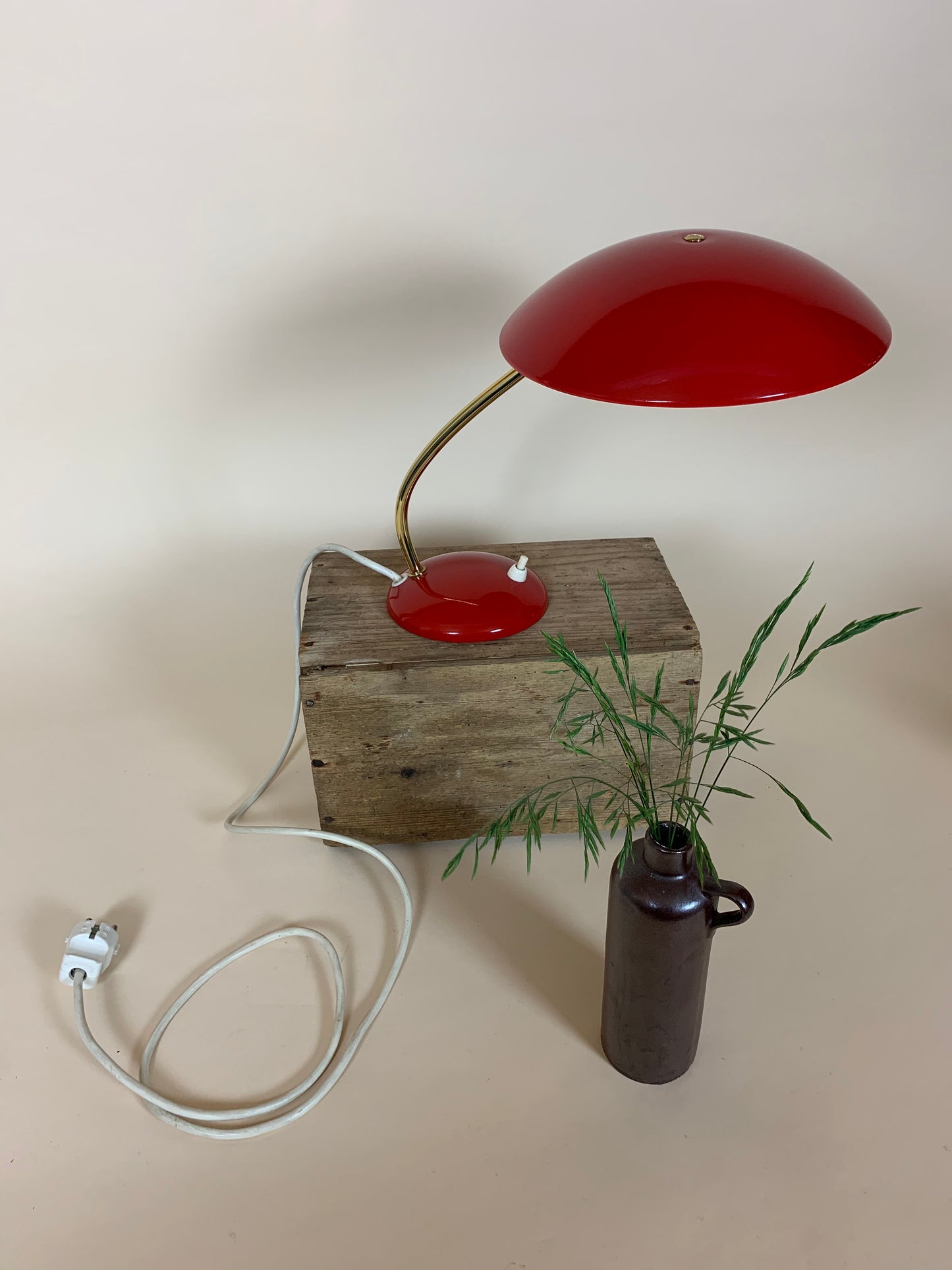 Kaiser Idell 6781 - Rot mit Messingarm