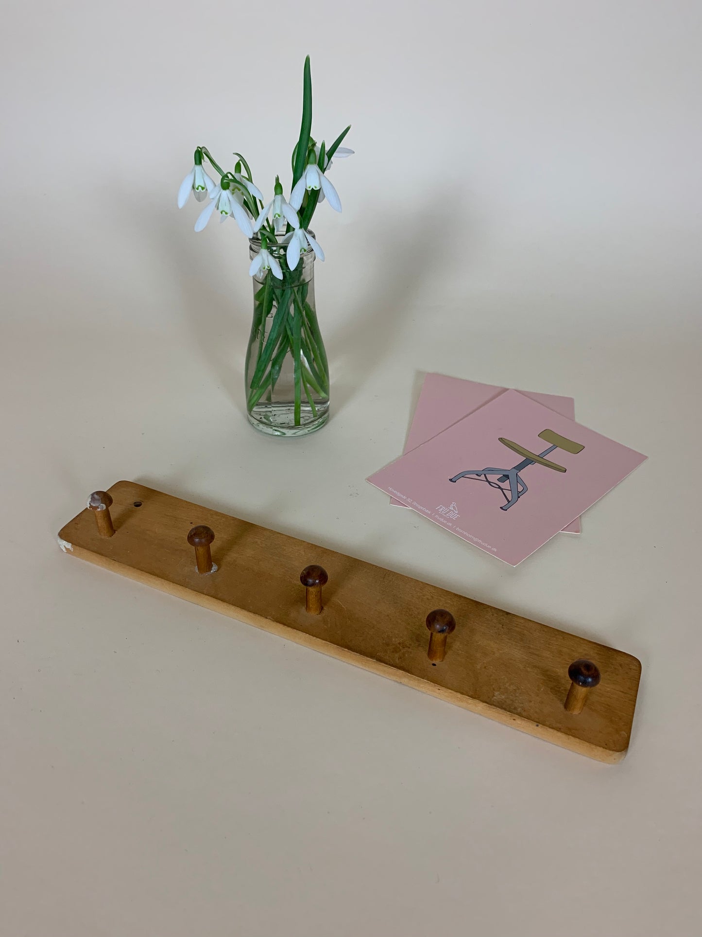 Schöne kleine Garderobe mit fünf Haken