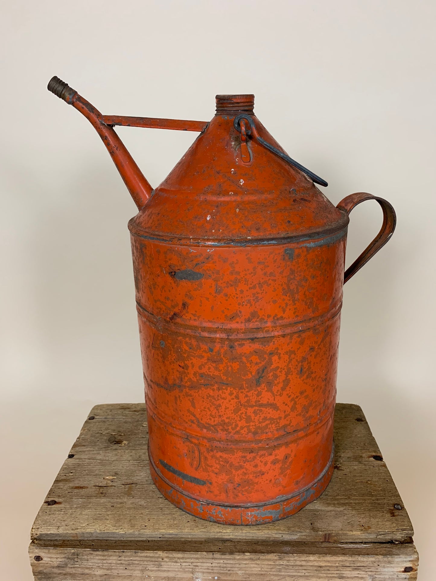 Ölkrug mit viel Patina