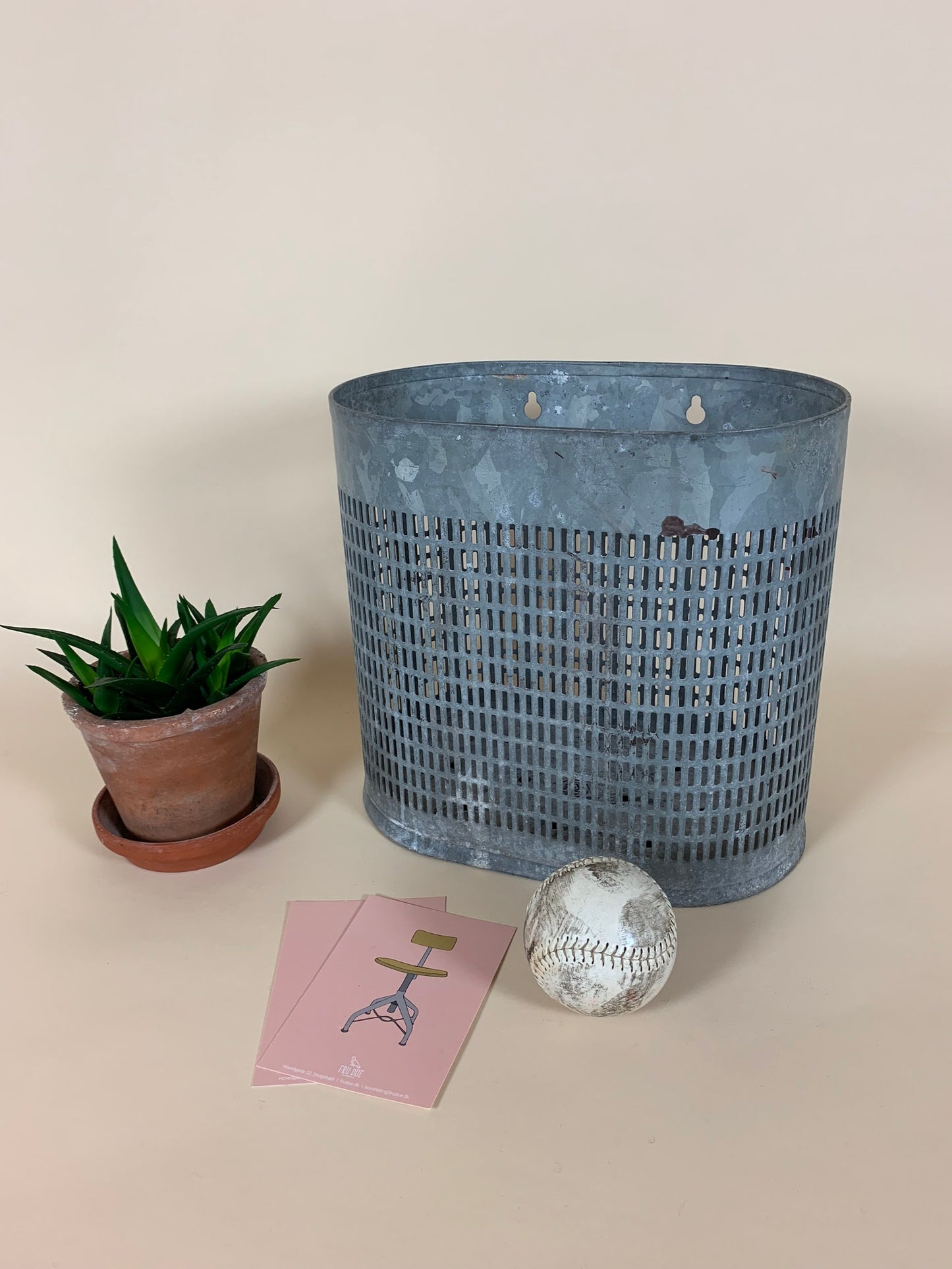 Design-Mülleimer aus Metall