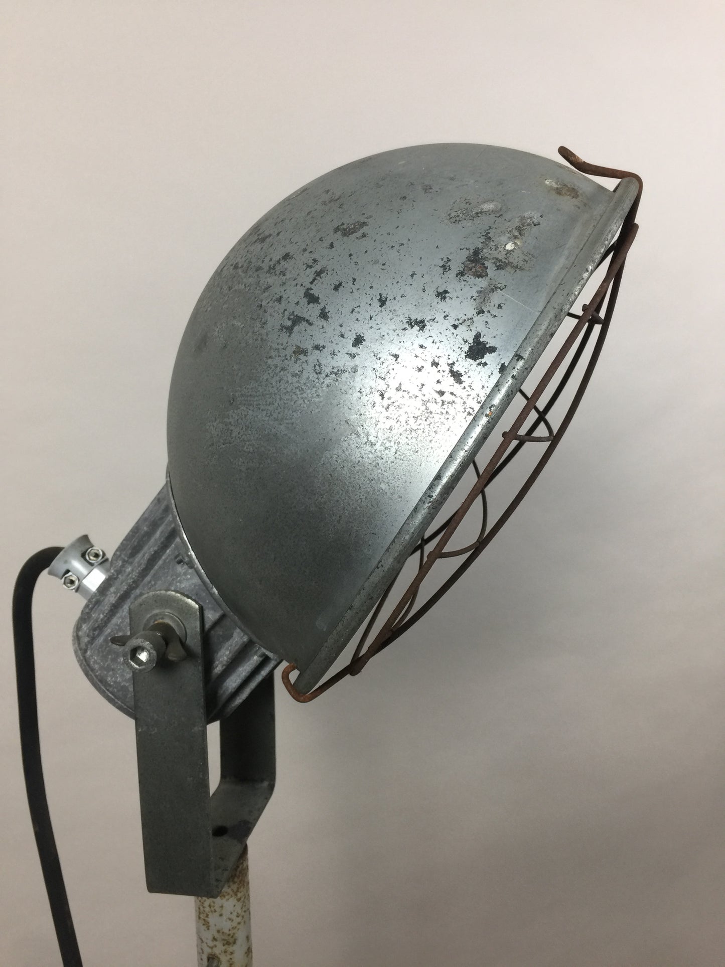 Industrielle und rohe Stehlampe