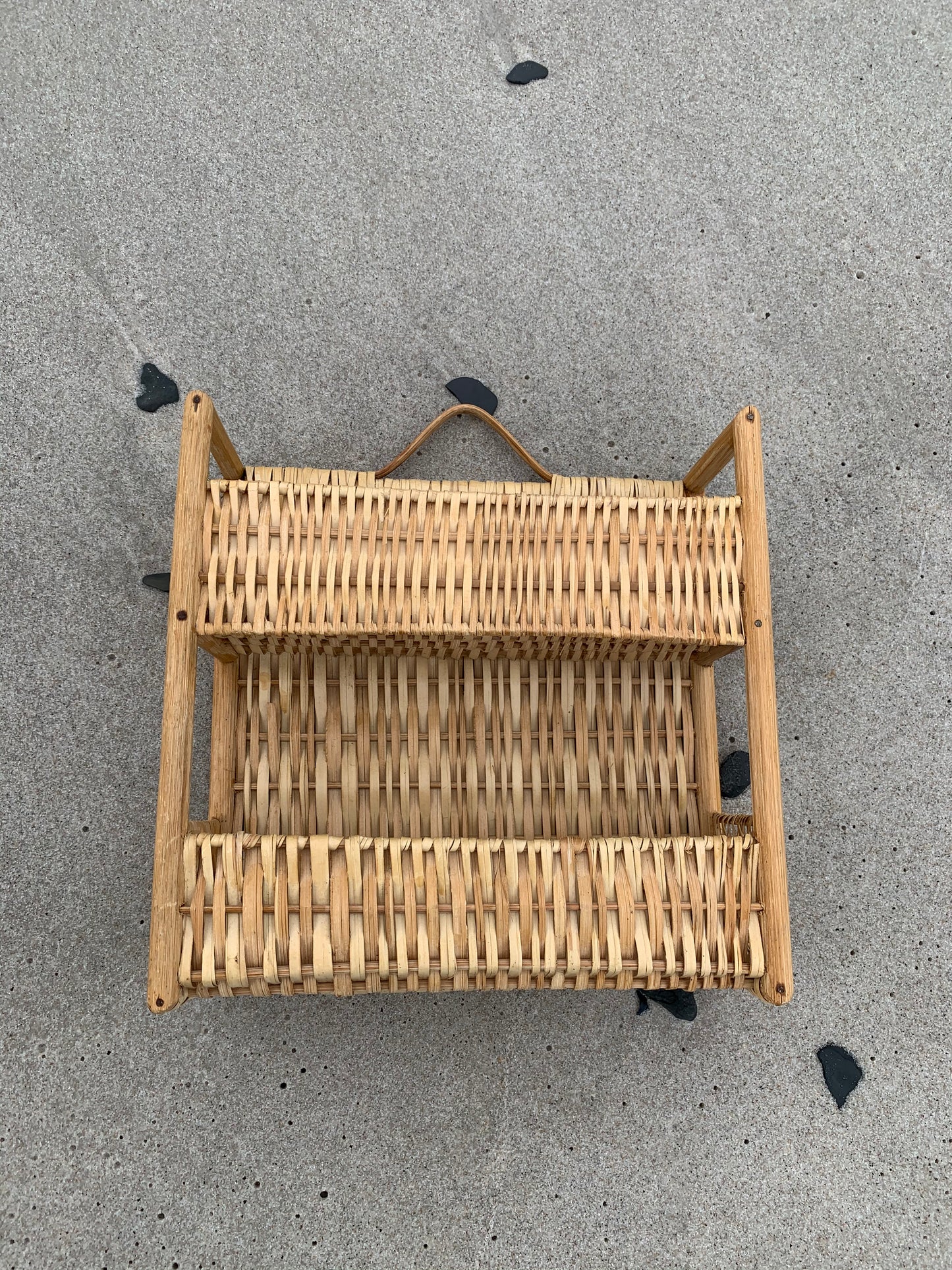 Gebogene Aufhängung mit Regalen