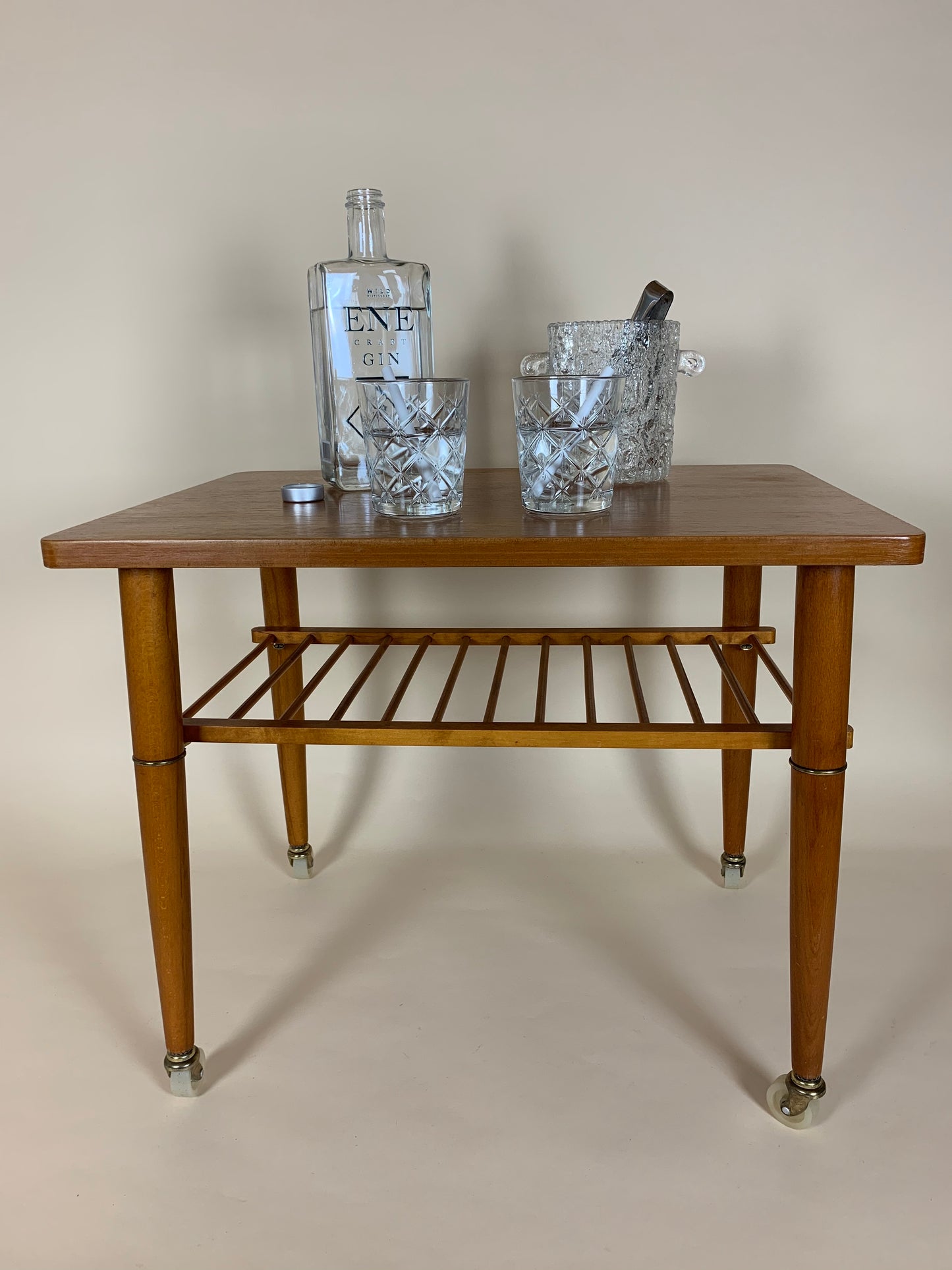 Teaktisch auf Rädern mit Kistenregal