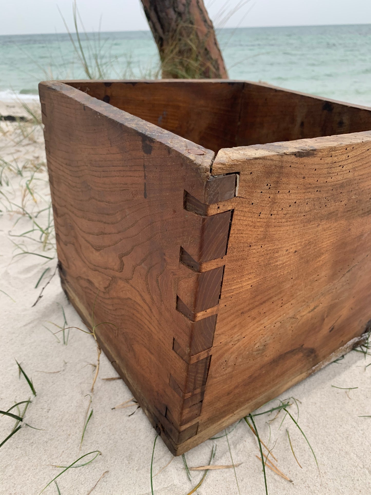 Sehr alte und schwere quadratische Holzkiste