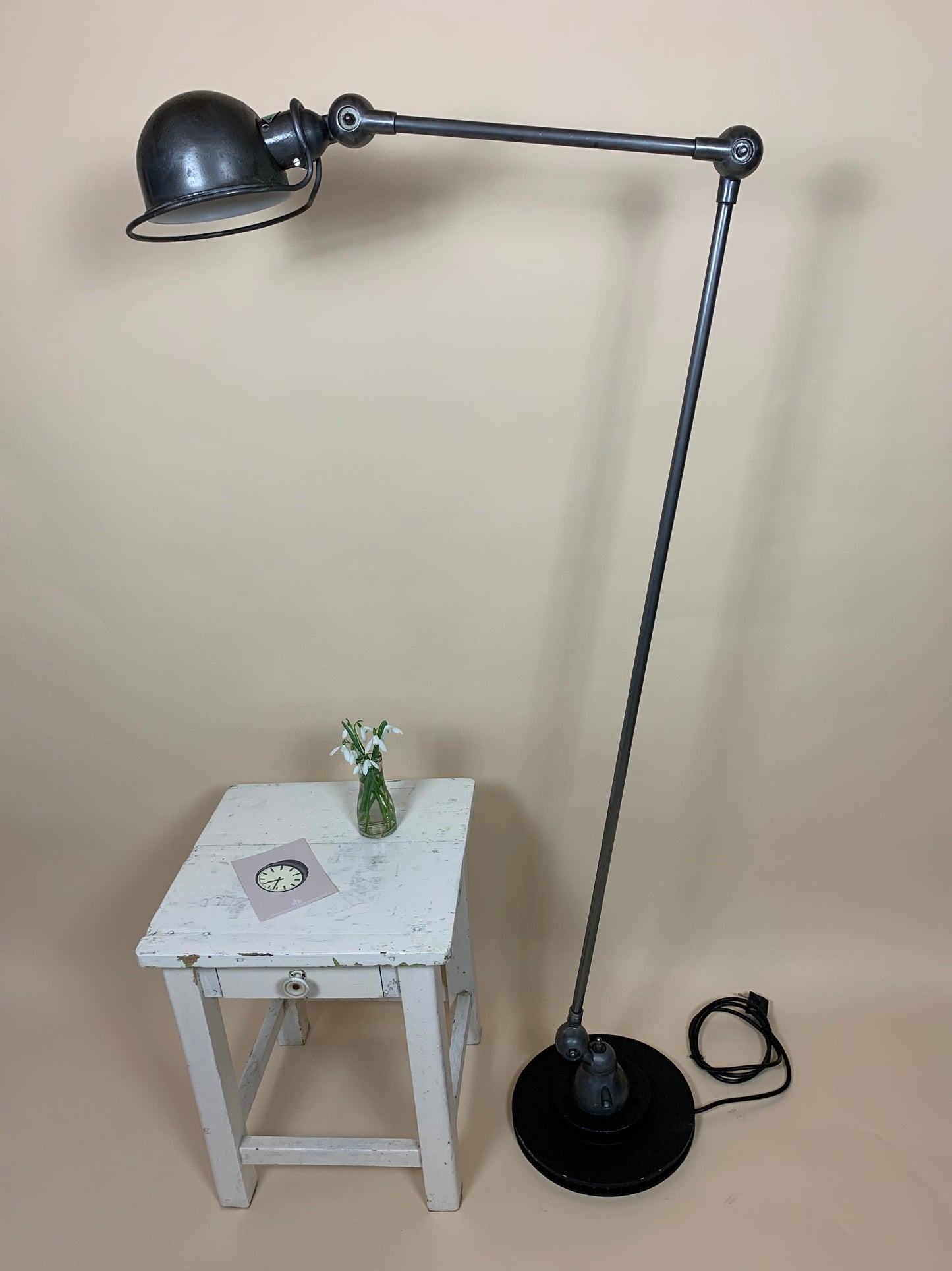 Schöne und seltene Jieldé Stehlampe mit zwei Armen
