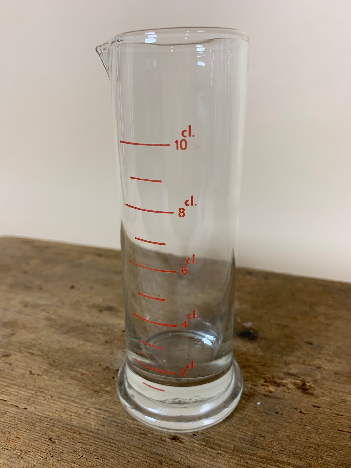 Laborglas mit roter Schrift