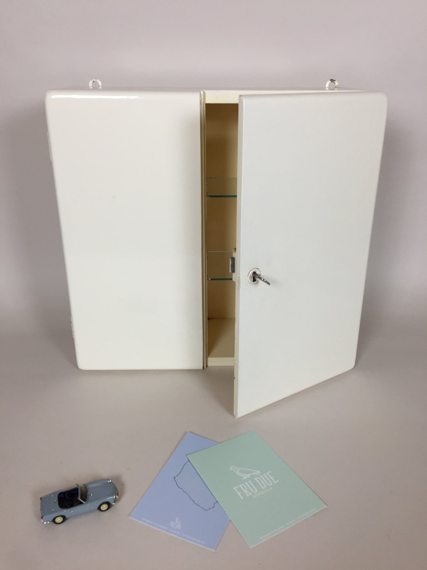 Schöner Medizinschrank mit zwei Türen