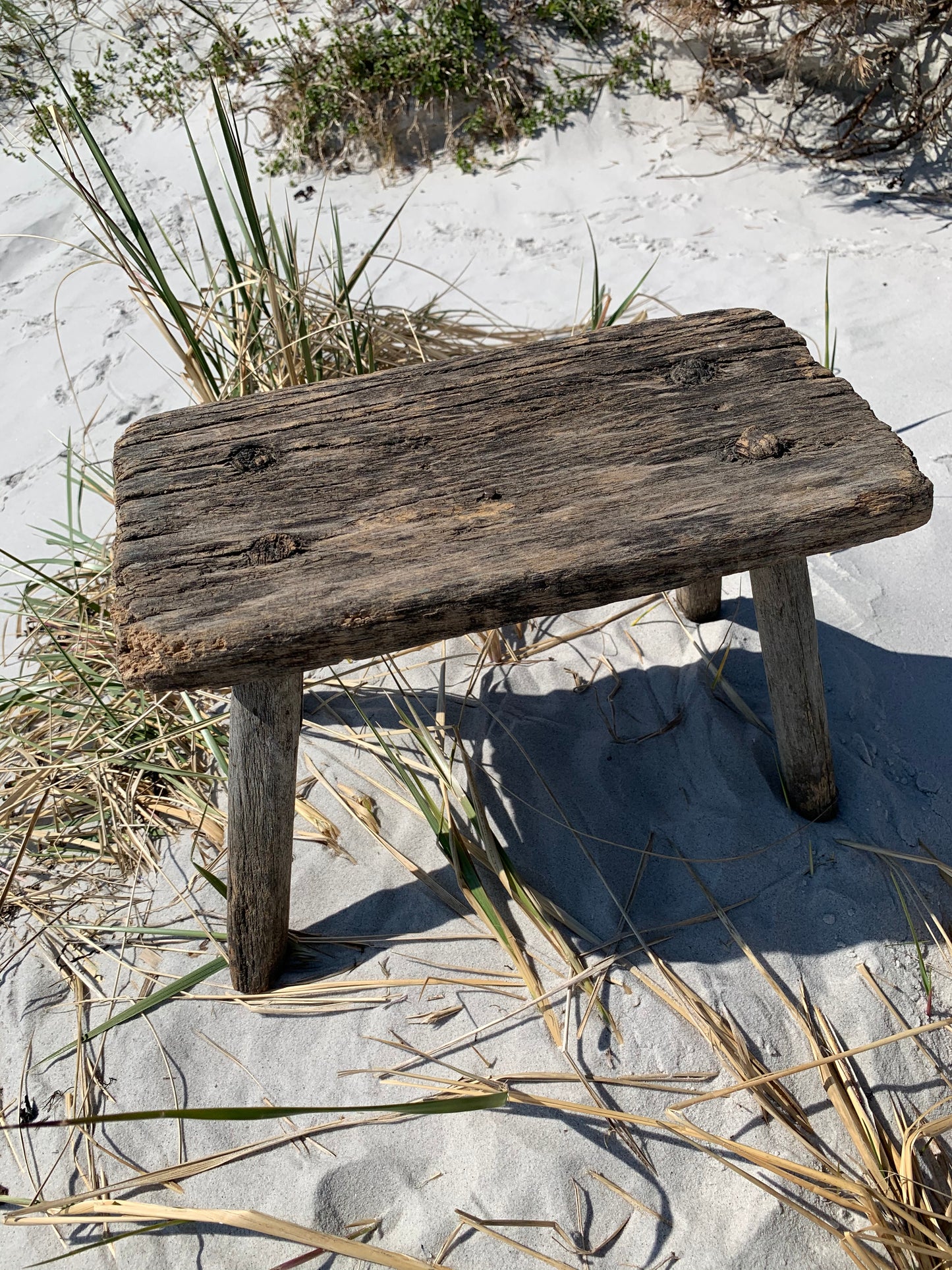 Kleiner Hocker mit Patina