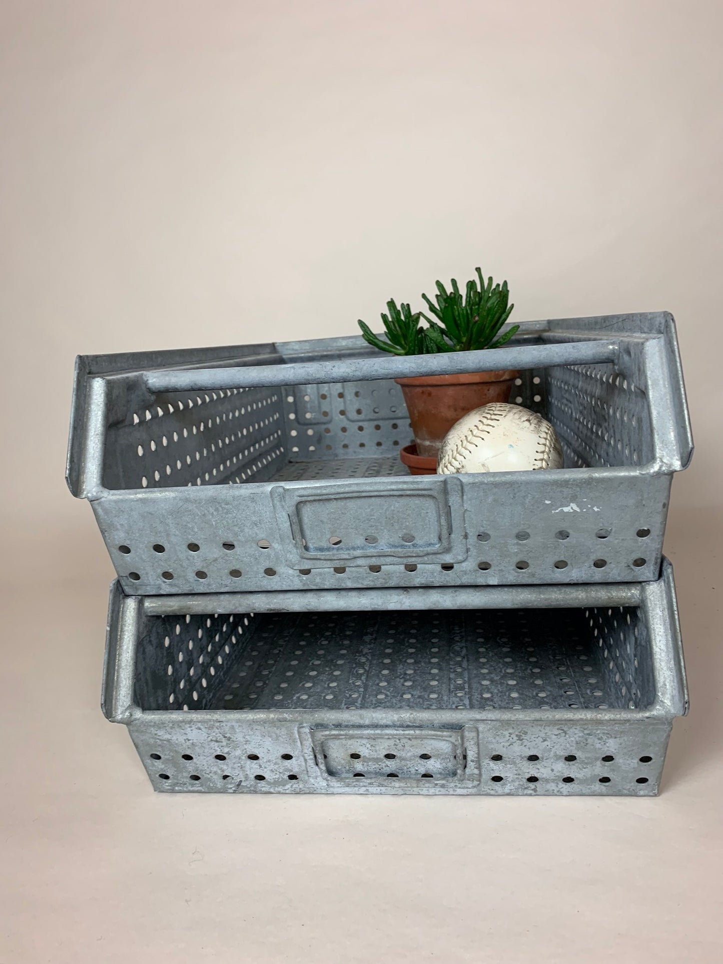 Schöne und stapelbare Metallbox - der Preis versteht sich pro STCK.
